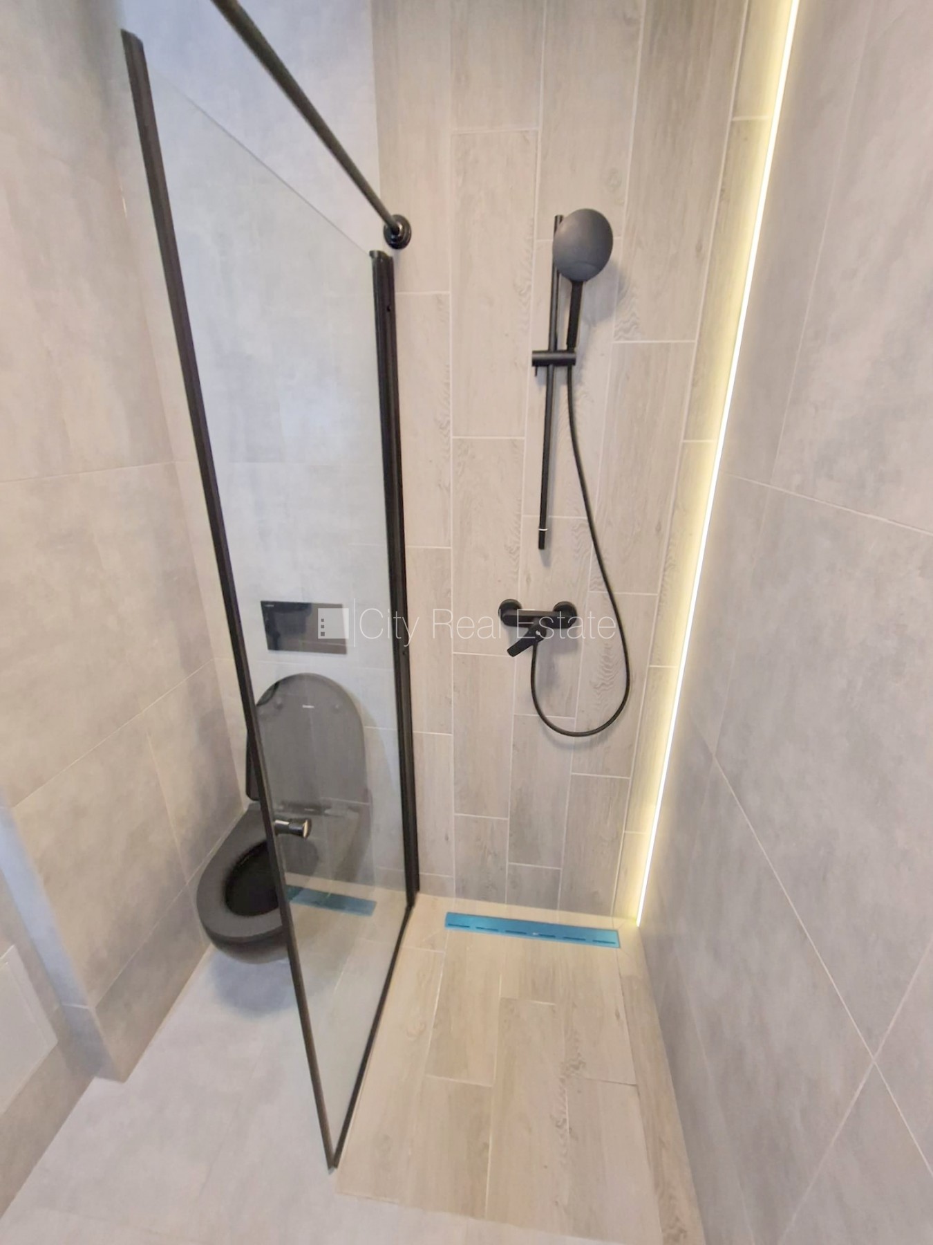 Sludinājumi. Fasādes māja, renovēta māja, slēgts pagalms, ieeja no ielas un pagalma, kāpņu telpa pēc kosmētiskā Cena: 270 EUR/mēn Foto #12