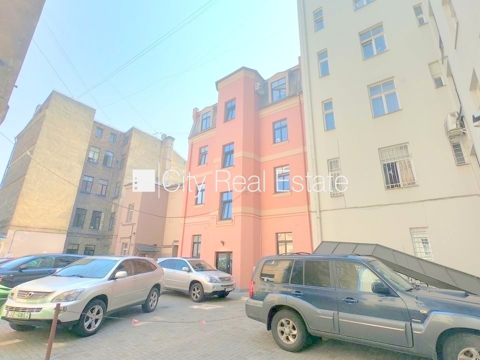 Sludinājumi. Fasādes māja, renovēta māja, slēgts pagalms, ieeja no ielas un pagalma, kāpņu telpa pēc kosmētiskā Cena: 270 EUR/mēn Foto #19
