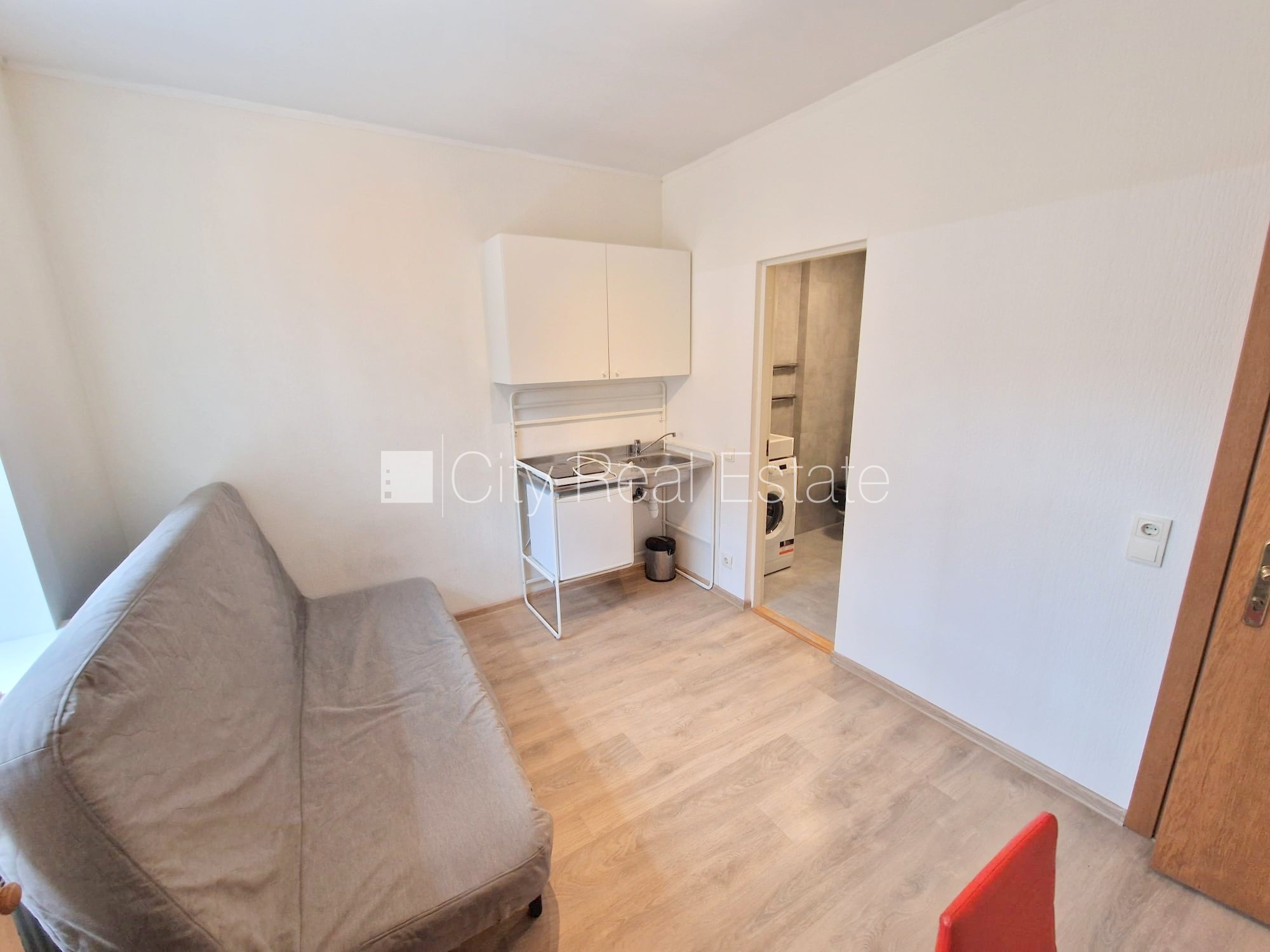 Sludinājumi. Fasādes māja, renovēta māja, slēgts pagalms, ieeja no ielas un pagalma, kāpņu telpa pēc kosmētiskā Cena: 270 EUR/mēn Foto #5