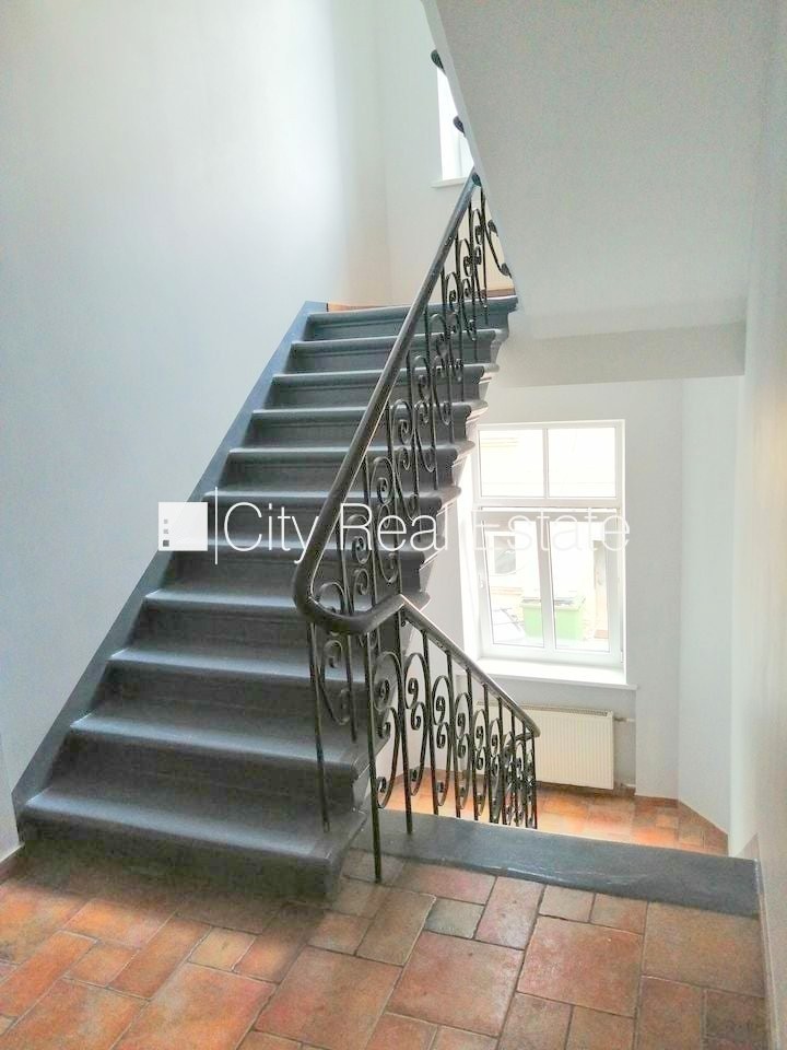 Sludinājumi. Fasādes māja, renovēta māja, slēgts pagalms, ieeja no ielas un pagalma, kāpņu telpa pēc kosmētiskā Cena: 270 EUR/mēn Foto #15