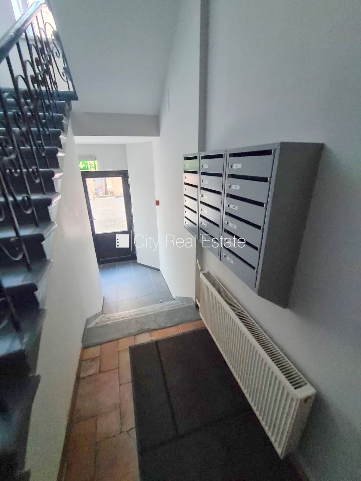 Sludinājumi. Fasādes māja, renovēta māja, slēgts pagalms, ieeja no ielas un pagalma, kāpņu telpa pēc kosmētiskā Cena: 270 EUR/mēn Foto #16