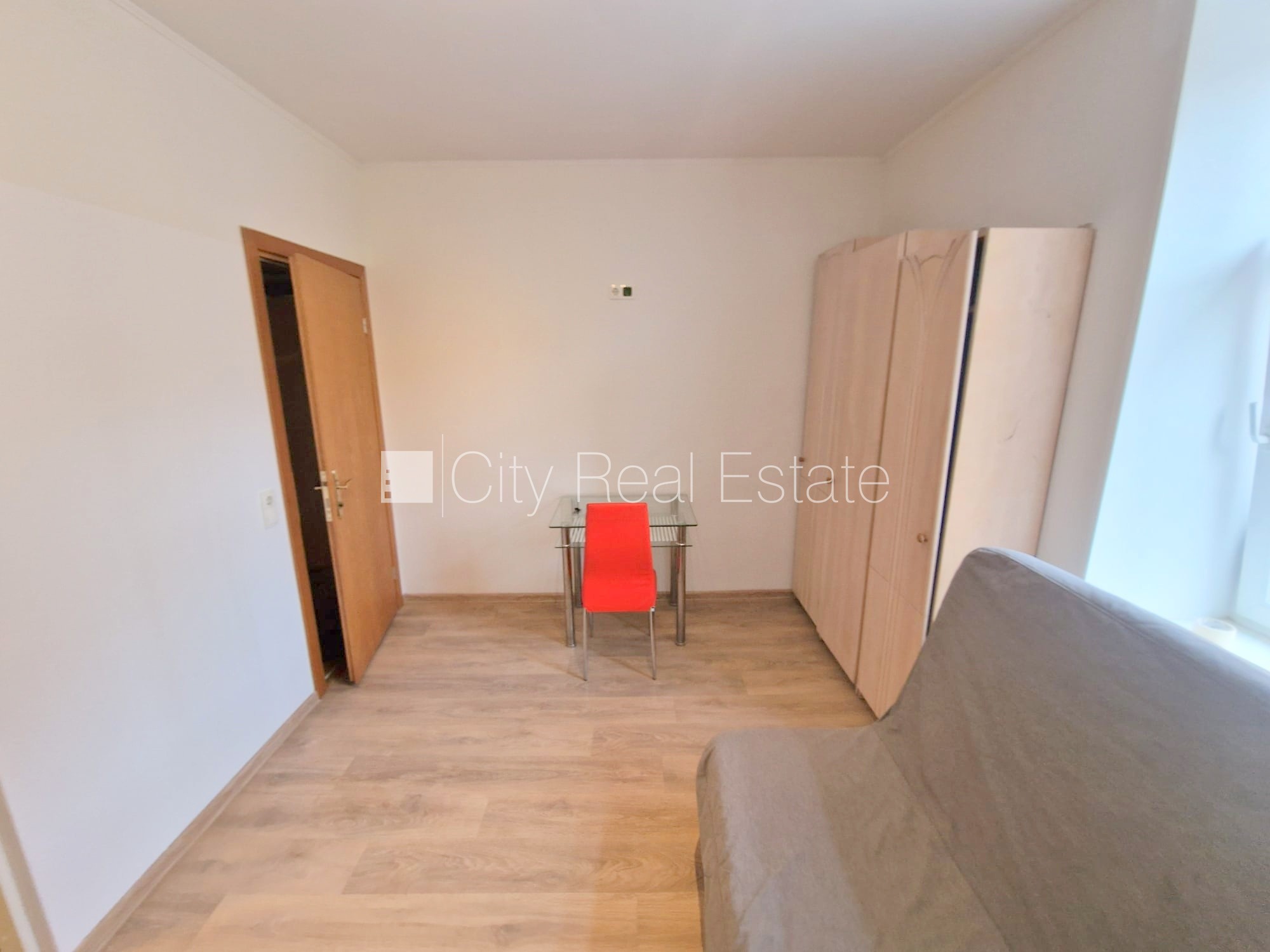 Sludinājumi. Fasādes māja, renovēta māja, slēgts pagalms, ieeja no ielas un pagalma, kāpņu telpa pēc kosmētiskā Cena: 270 EUR/mēn Foto #9