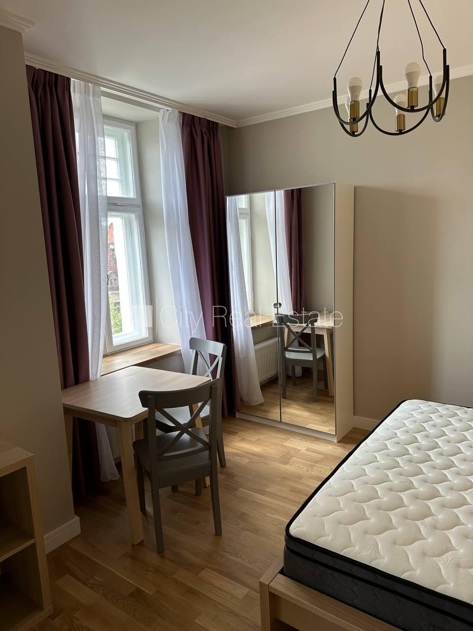 Sludinājumi. Fasādes māja, iespēja nomāt autostāvvietu, ieeja no ielas, kāpņu telpa pēc kapitālā remonta, studio Cena: 650 EUR/mēn Foto #2