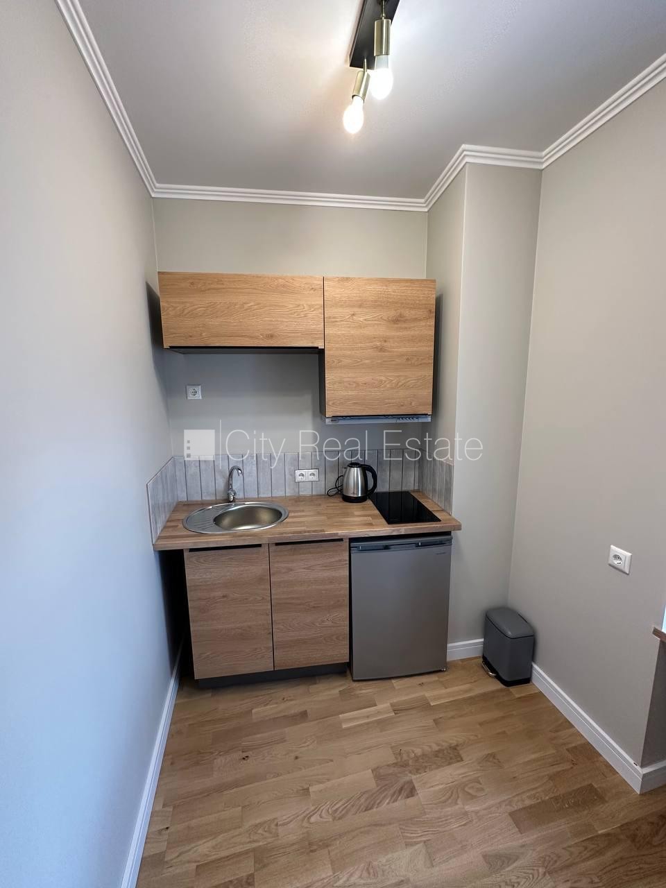 Sludinājumi. Fasādes māja, iespēja nomāt autostāvvietu, ieeja no ielas, kāpņu telpa pēc kapitālā remonta, studio Cena: 650 EUR/mēn Foto #7