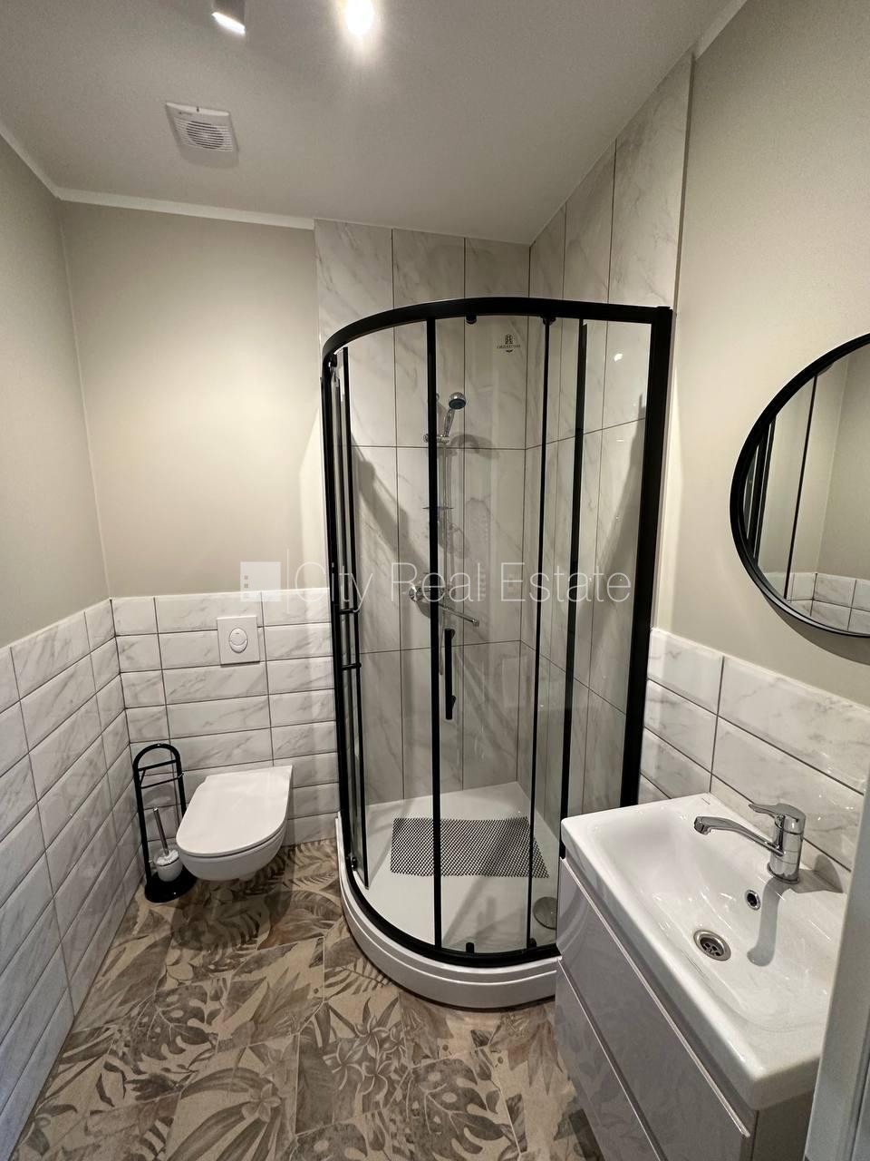 Sludinājumi. Fasādes māja, iespēja nomāt autostāvvietu, ieeja no ielas, kāpņu telpa pēc kapitālā remonta, studio Cena: 650 EUR/mēn Foto #8