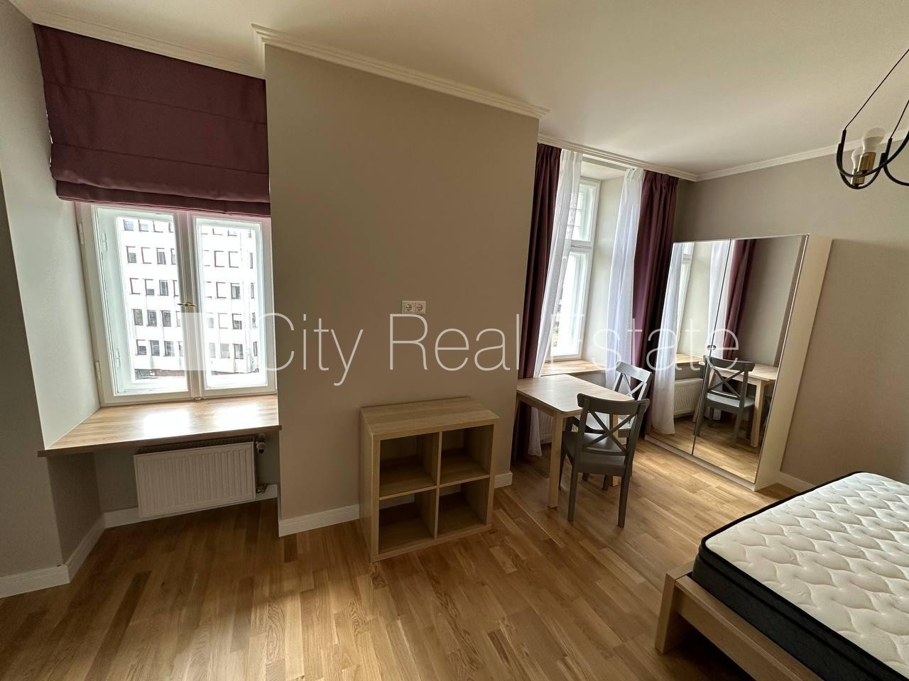 Sludinājumi. Fasādes māja, iespēja nomāt autostāvvietu, ieeja no ielas, kāpņu telpa pēc kapitālā remonta, studio Cena: 650 EUR/mēn Foto #1