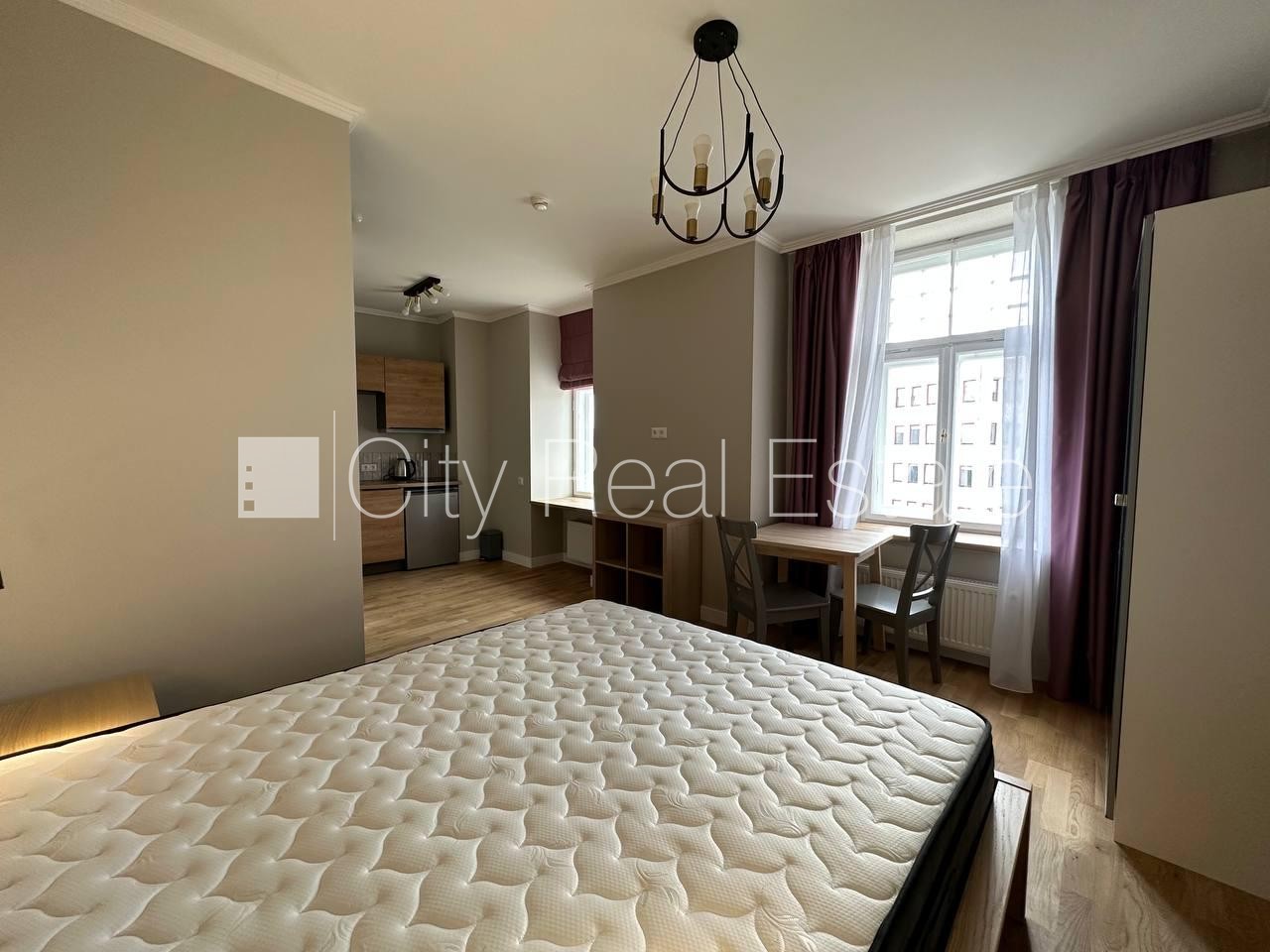 Sludinājumi. Fasādes māja, iespēja nomāt autostāvvietu, ieeja no ielas, kāpņu telpa pēc kapitālā remonta, studio Cena: 650 EUR/mēn Foto #4