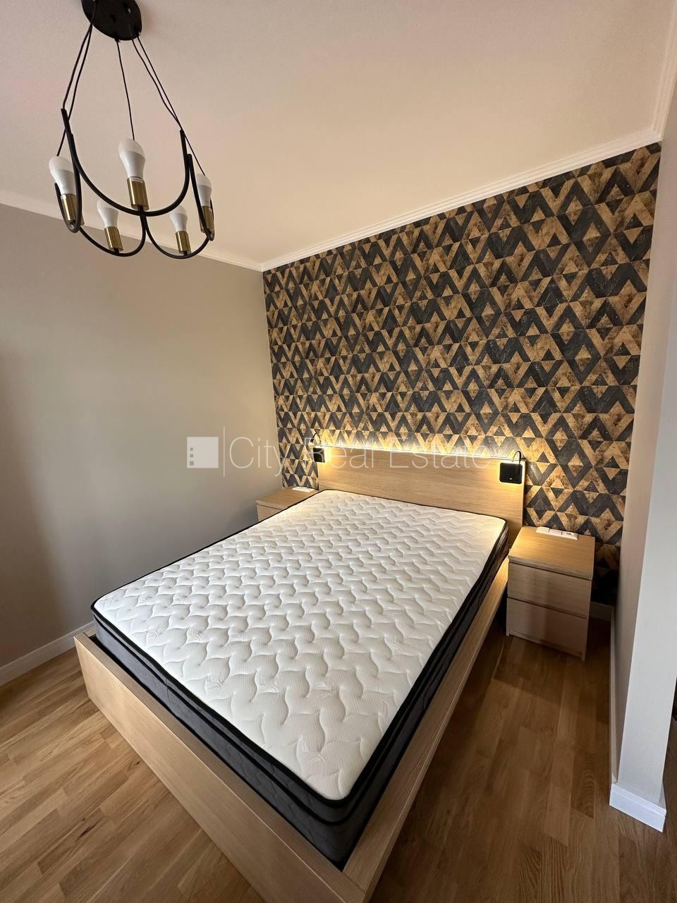 Sludinājumi. Fasādes māja, iespēja nomāt autostāvvietu, ieeja no ielas, kāpņu telpa pēc kapitālā remonta, studio Cena: 650 EUR/mēn Foto #3