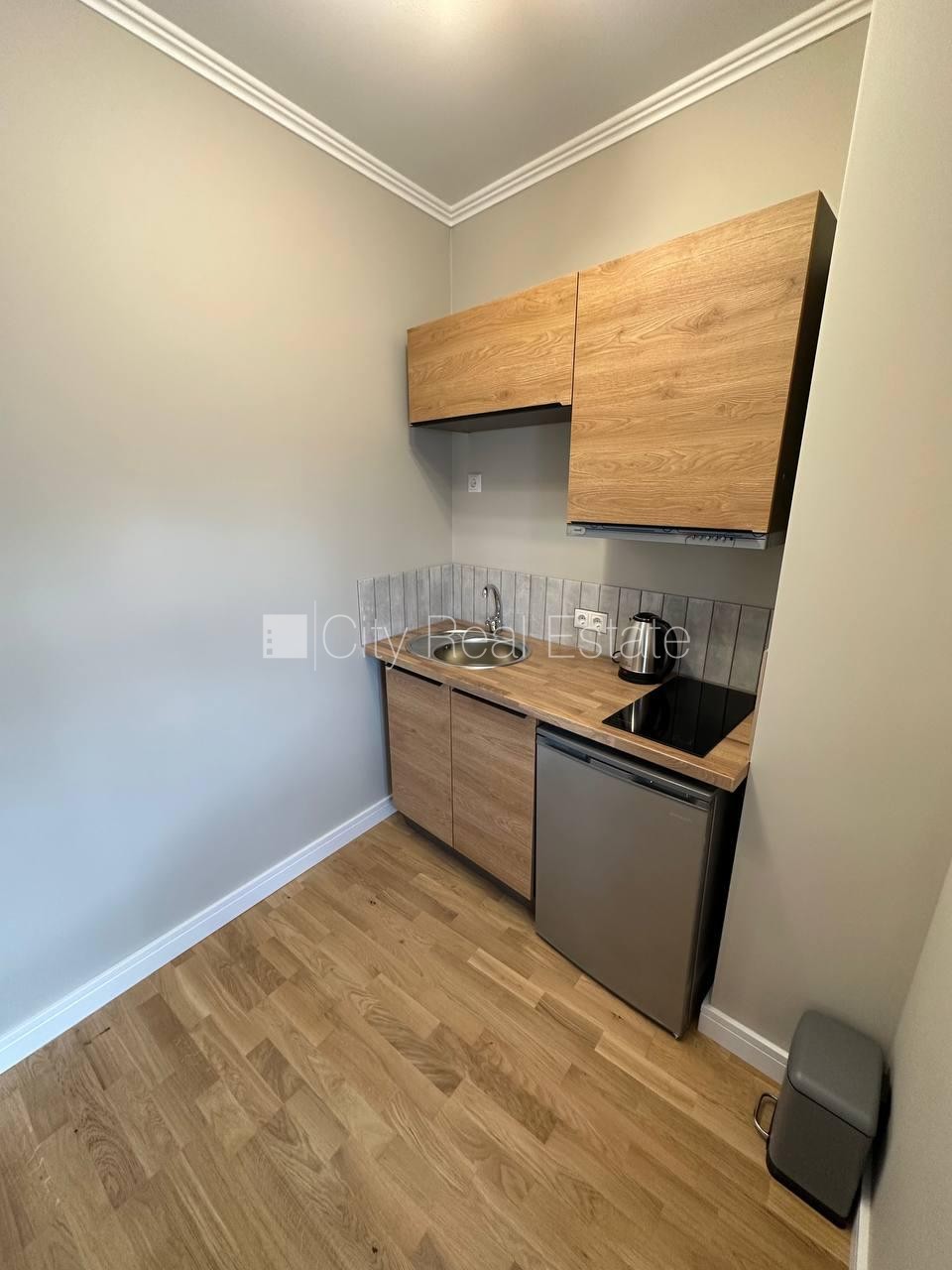 Sludinājumi. Fasādes māja, iespēja nomāt autostāvvietu, ieeja no ielas, kāpņu telpa pēc kapitālā remonta, studio Cena: 650 EUR/mēn Foto #6