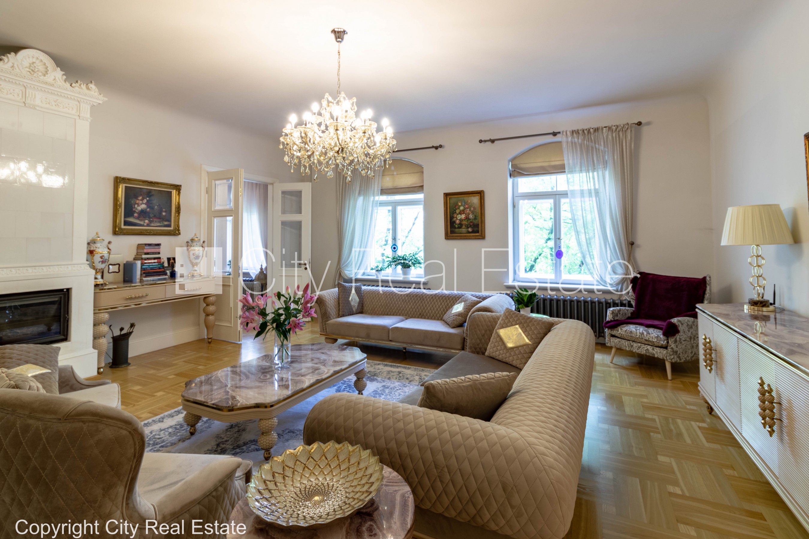 Sludinājumi. Fasādes māja, renovēta māja, ieeja no ielas un pagalma, guļamistabu skaits 3 gab., istabas izolētas Cena: 3000 EUR/mēn Foto #1