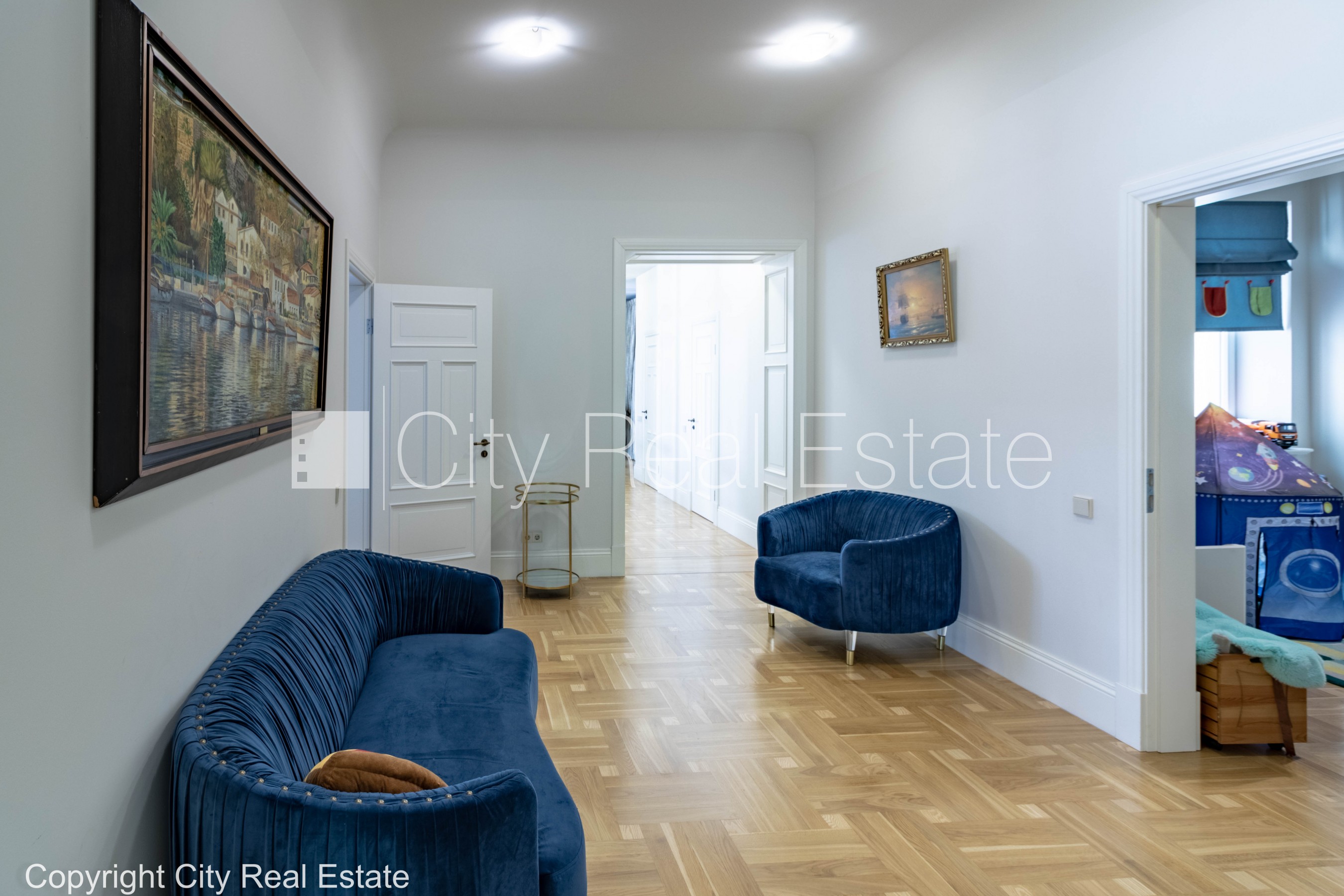 Sludinājumi. Fasādes māja, renovēta māja, ieeja no ielas un pagalma, guļamistabu skaits 3 gab., istabas izolētas Cena: 3000 EUR/mēn Foto #14