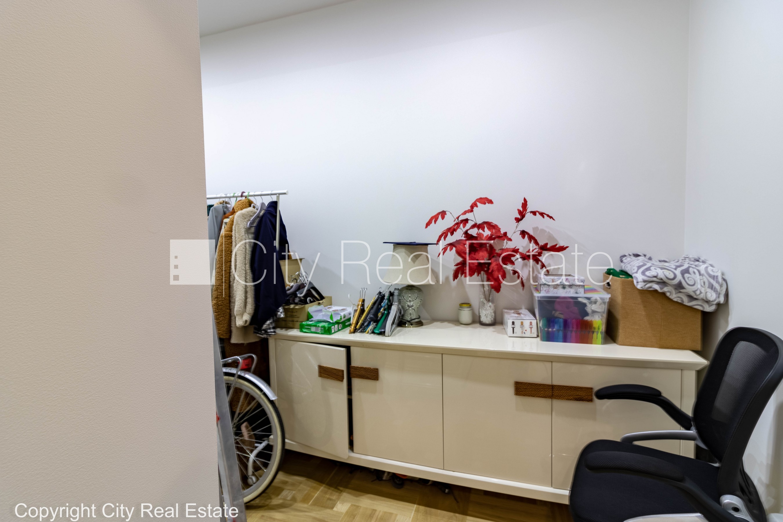 Sludinājumi. Fasādes māja, renovēta māja, ieeja no ielas un pagalma, guļamistabu skaits 3 gab., istabas izolētas Cena: 3000 EUR/mēn Foto #15