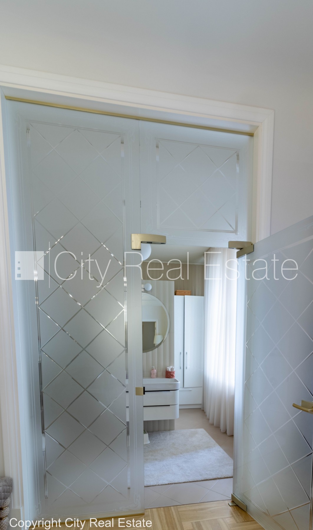 Sludinājumi. Fasādes māja, renovēta māja, ieeja no ielas un pagalma, guļamistabu skaits 3 gab., istabas izolētas Cena: 3000 EUR/mēn Foto #20