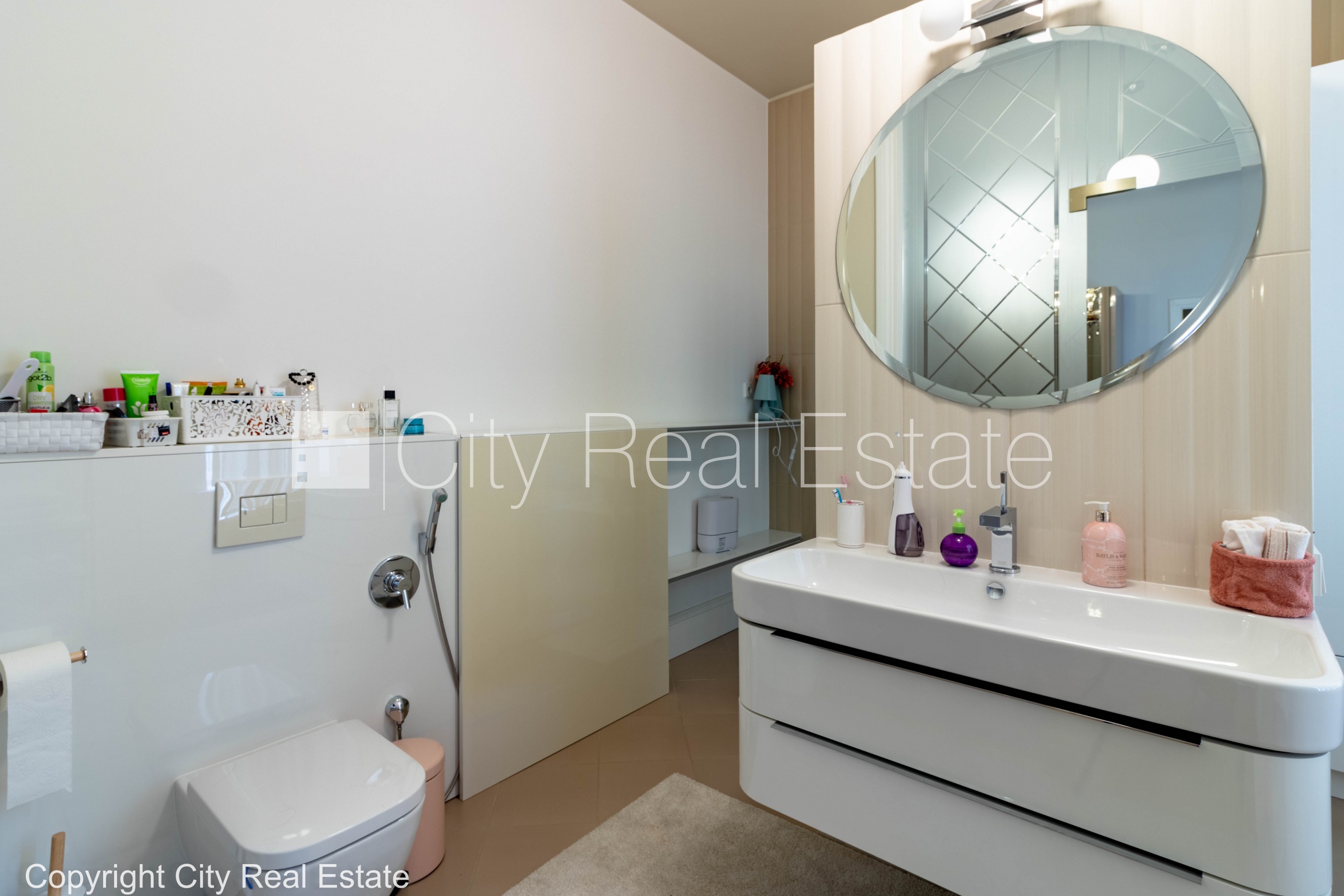 Sludinājumi. Fasādes māja, renovēta māja, ieeja no ielas un pagalma, guļamistabu skaits 3 gab., istabas izolētas Cena: 3000 EUR/mēn Foto #21