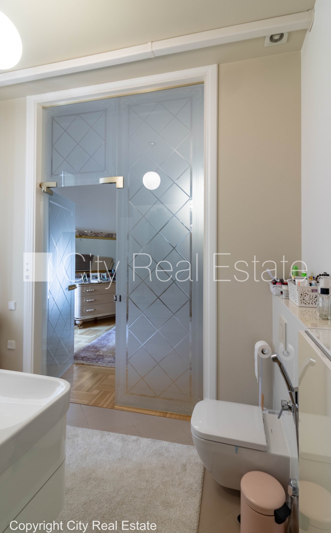 Sludinājumi. Fasādes māja, renovēta māja, ieeja no ielas un pagalma, guļamistabu skaits 3 gab., istabas izolētas Cena: 3000 EUR/mēn Foto #23