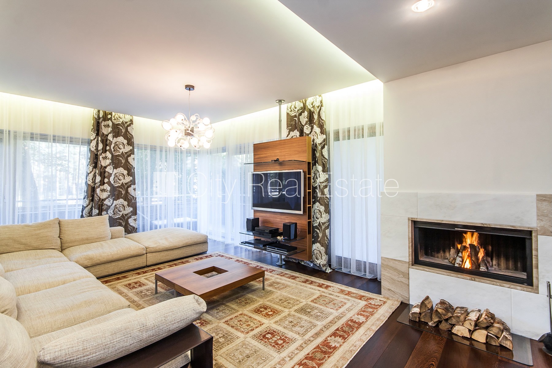 Sludinājumi. Jaunceltne, zaļā teritorija, garāža divām automašīnām, apzaļumota teritorija ar jaunu kokaugu Cena: 400000 EUR Foto #1