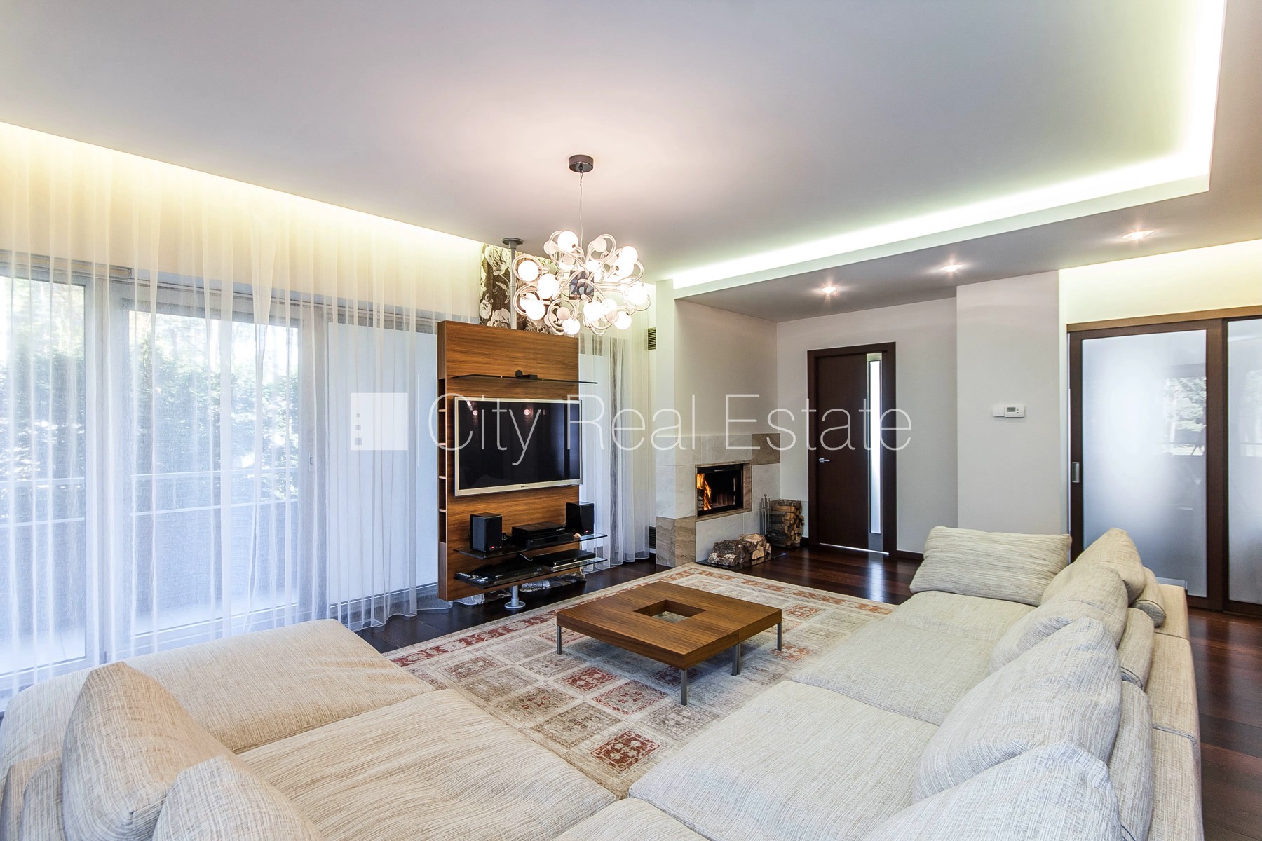 Sludinājumi. Jaunceltne, zaļā teritorija, garāža divām automašīnām, apzaļumota teritorija ar jaunu kokaugu Cena: 400000 EUR Foto #3