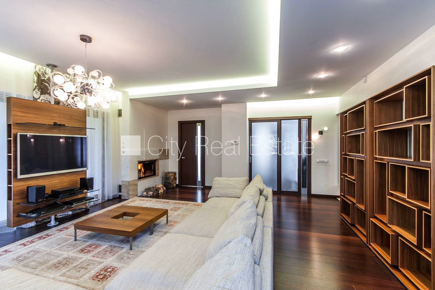 Sludinājumi. Jaunceltne, zaļā teritorija, garāža divām automašīnām, apzaļumota teritorija ar jaunu kokaugu Cena: 400000 EUR Foto #10