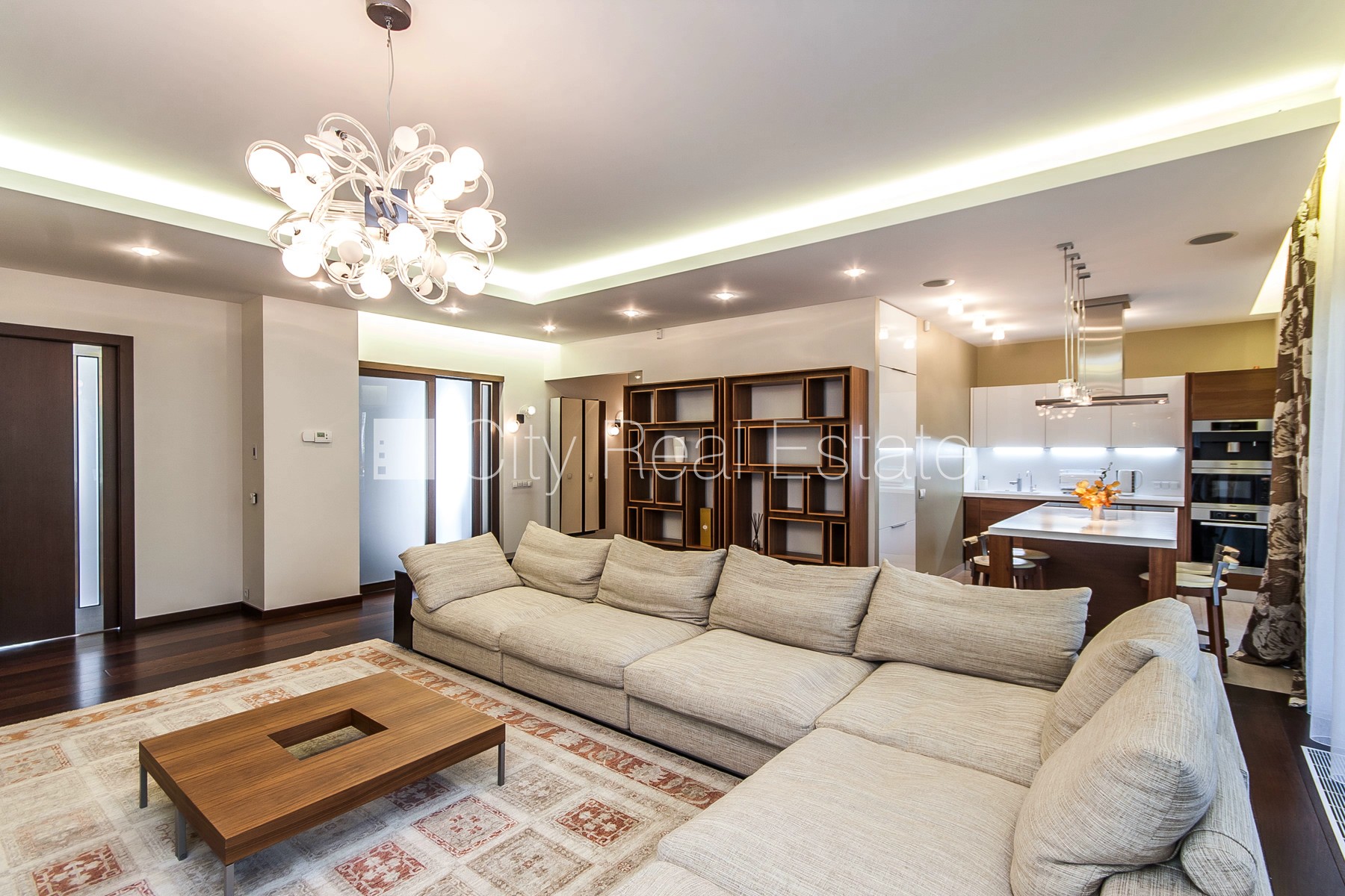 Sludinājumi. Jaunceltne, zaļā teritorija, garāža divām automašīnām, apzaļumota teritorija ar jaunu kokaugu Cena: 400000 EUR Foto #5