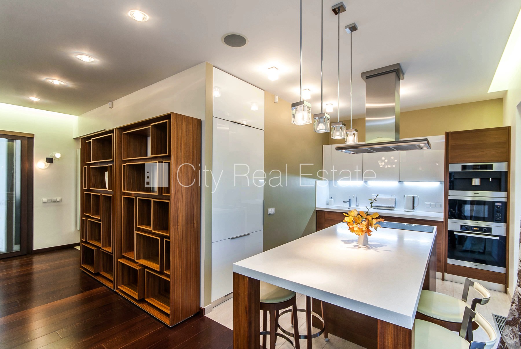 Sludinājumi. Jaunceltne, zaļā teritorija, garāža divām automašīnām, apzaļumota teritorija ar jaunu kokaugu Cena: 400000 EUR Foto #9