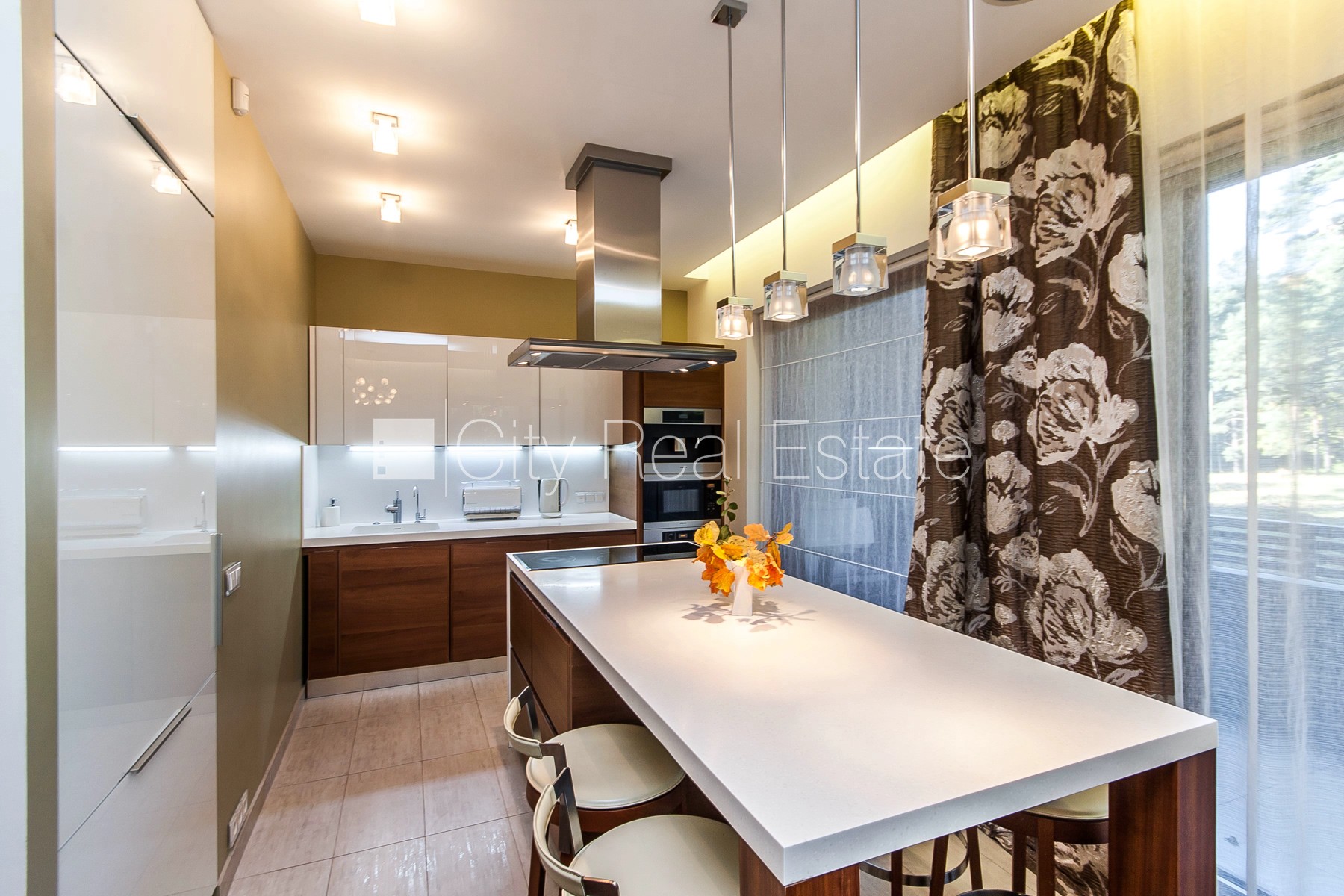 Sludinājumi. Jaunceltne, zaļā teritorija, garāža divām automašīnām, apzaļumota teritorija ar jaunu kokaugu Cena: 400000 EUR Foto #6