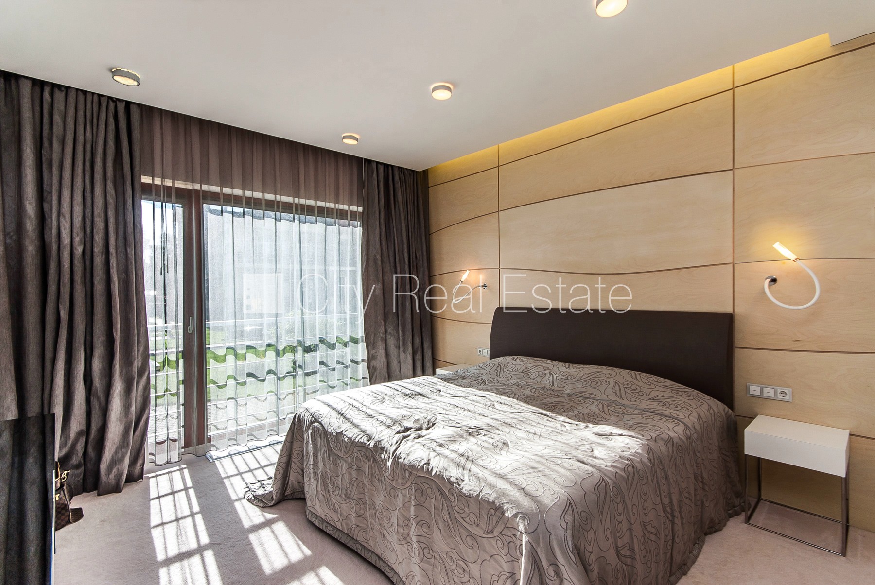 Sludinājumi. Jaunceltne, zaļā teritorija, garāža divām automašīnām, apzaļumota teritorija ar jaunu kokaugu Cena: 400000 EUR Foto #11