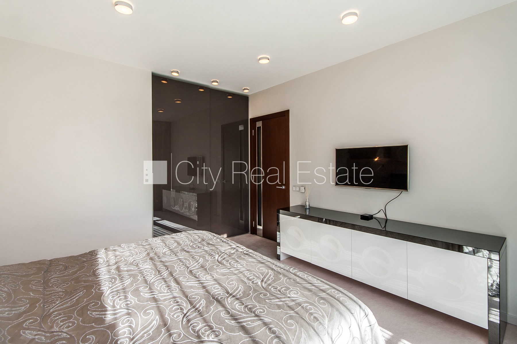 Sludinājumi. Jaunceltne, zaļā teritorija, garāža divām automašīnām, apzaļumota teritorija ar jaunu kokaugu Cena: 400000 EUR Foto #13