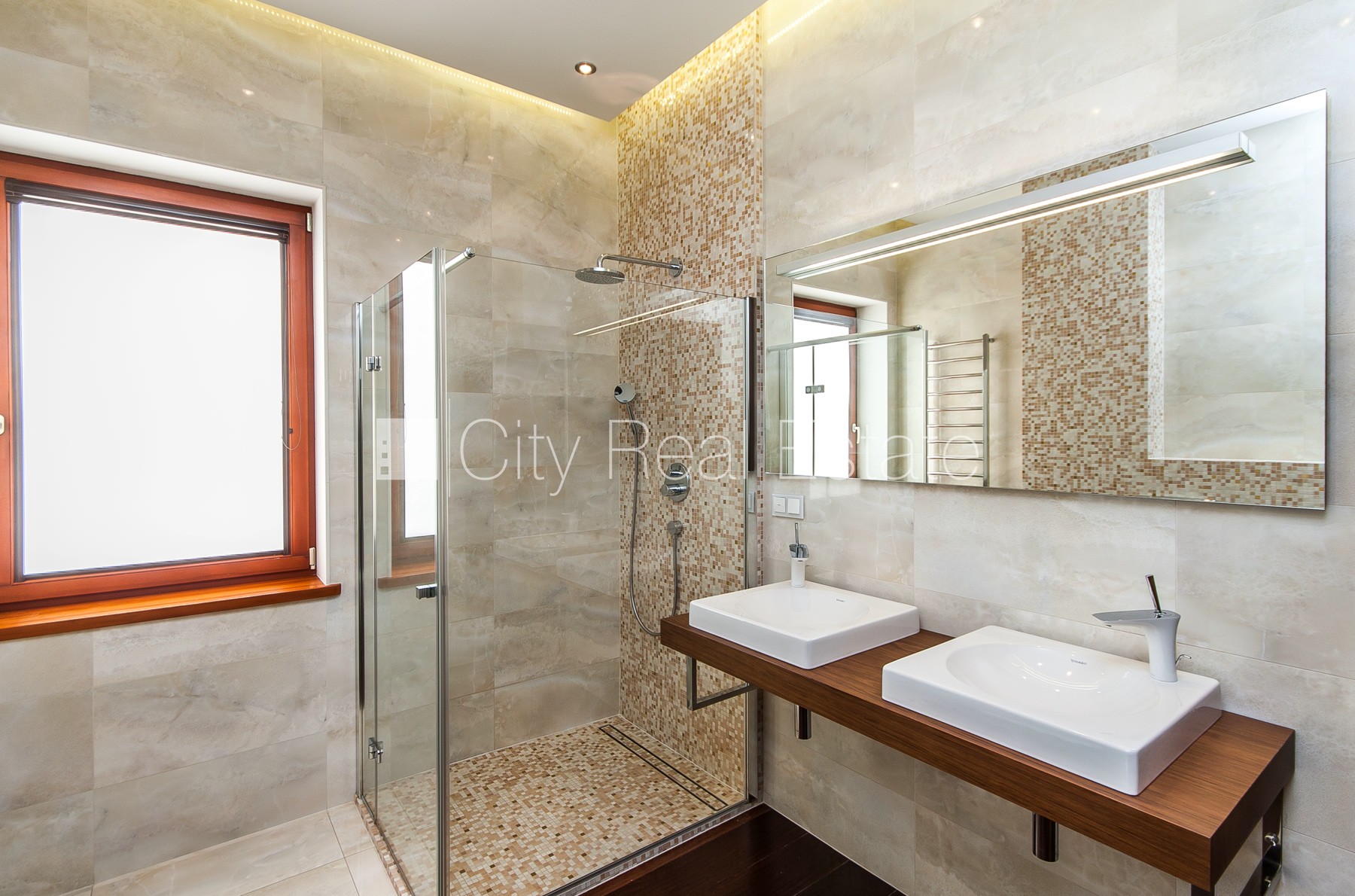 Sludinājumi. Jaunceltne, zaļā teritorija, garāža divām automašīnām, apzaļumota teritorija ar jaunu kokaugu Cena: 400000 EUR Foto #16