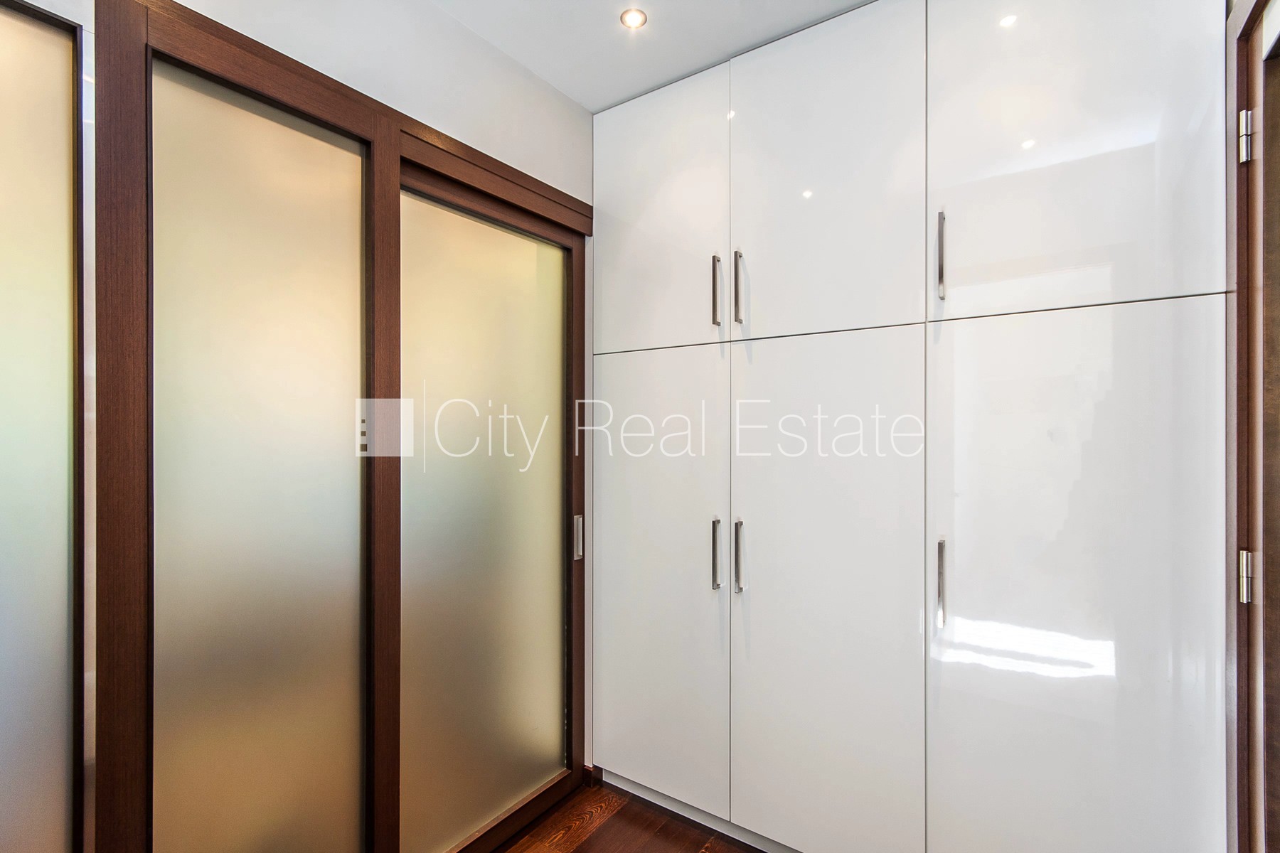 Sludinājumi. Jaunceltne, zaļā teritorija, garāža divām automašīnām, apzaļumota teritorija ar jaunu kokaugu Cena: 400000 EUR Foto #18