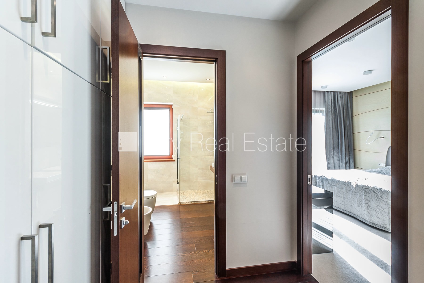 Sludinājumi. Jaunceltne, zaļā teritorija, garāža divām automašīnām, apzaļumota teritorija ar jaunu kokaugu Cena: 400000 EUR Foto #14