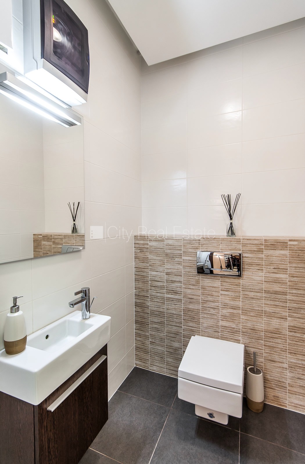 Sludinājumi. Jaunceltne, zaļā teritorija, garāža divām automašīnām, apzaļumota teritorija ar jaunu kokaugu Cena: 400000 EUR Foto #21