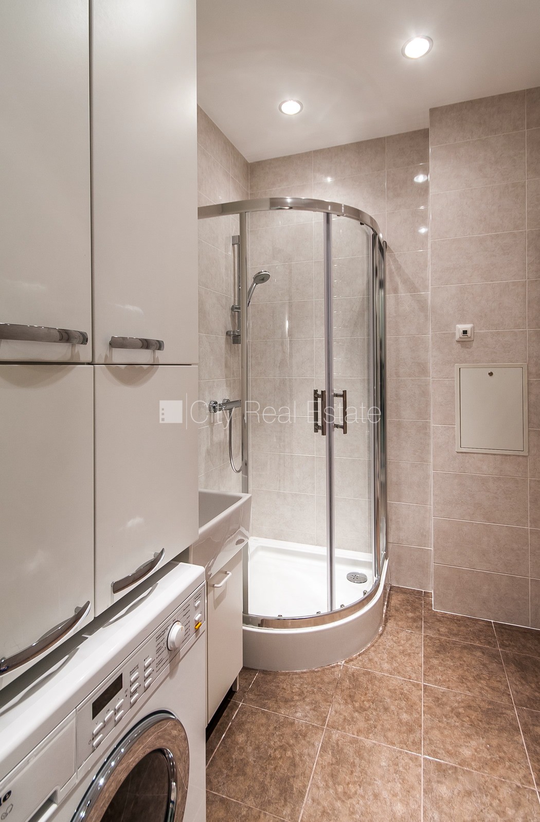 Sludinājumi. Jaunceltne, zaļā teritorija, garāža divām automašīnām, apzaļumota teritorija ar jaunu kokaugu Cena: 400000 EUR Foto #20