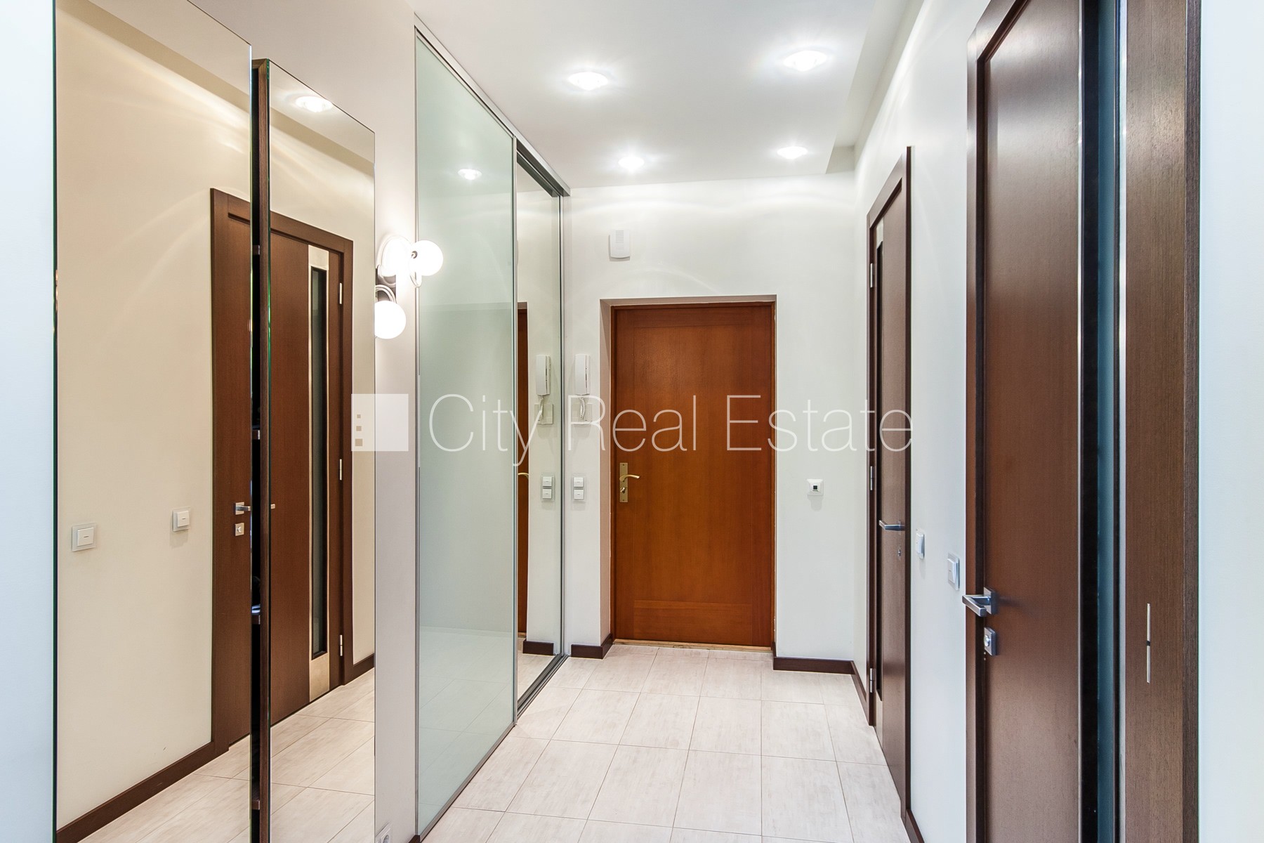 Sludinājumi. Jaunceltne, zaļā teritorija, garāža divām automašīnām, apzaļumota teritorija ar jaunu kokaugu Cena: 400000 EUR Foto #23