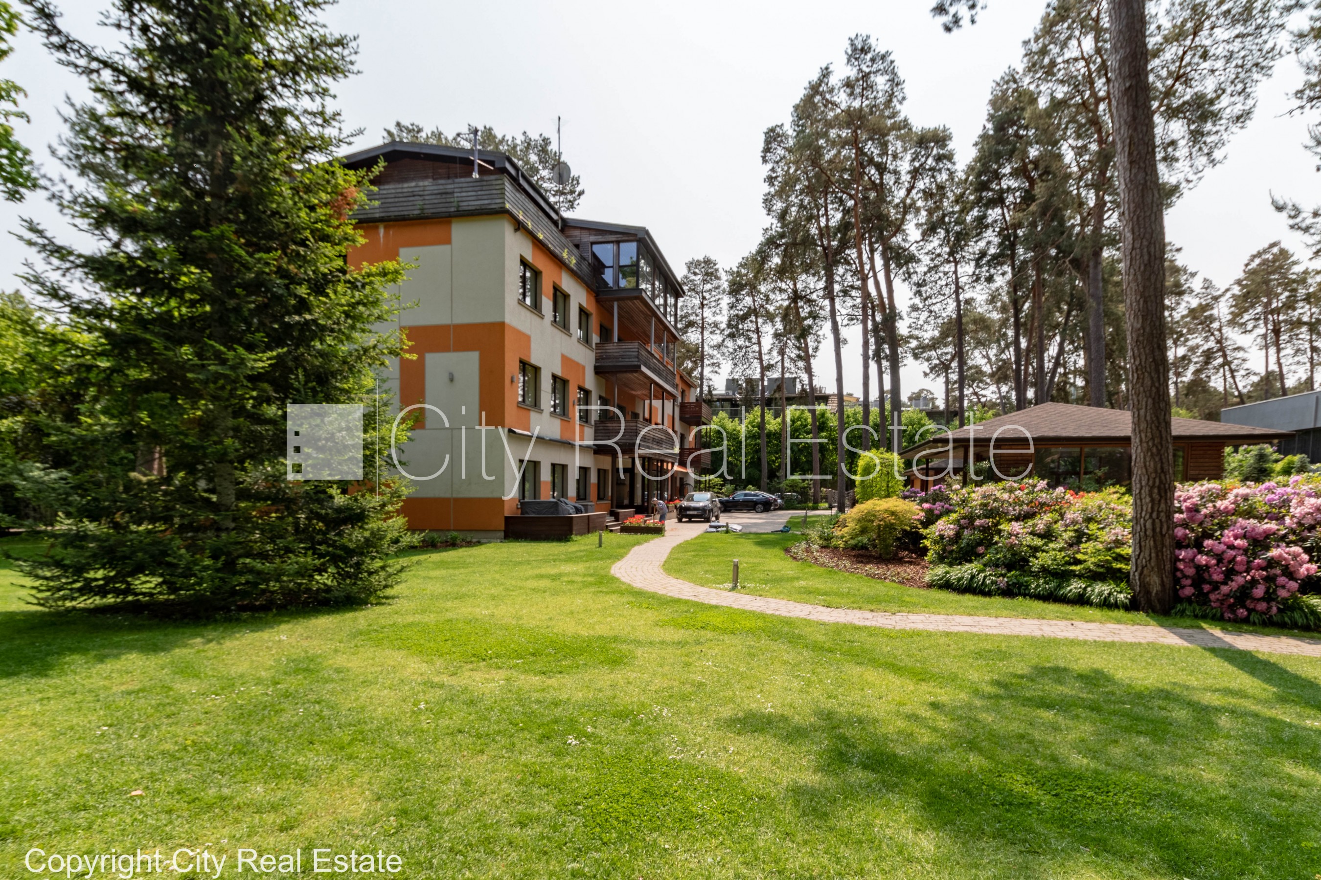 Sludinājumi. Jaunceltne, labiekārtota apzaļumota teritorija, teritorijas iebrauktuves vārti aprīkoti ar Cena: 2000 EUR/mēn Foto #24