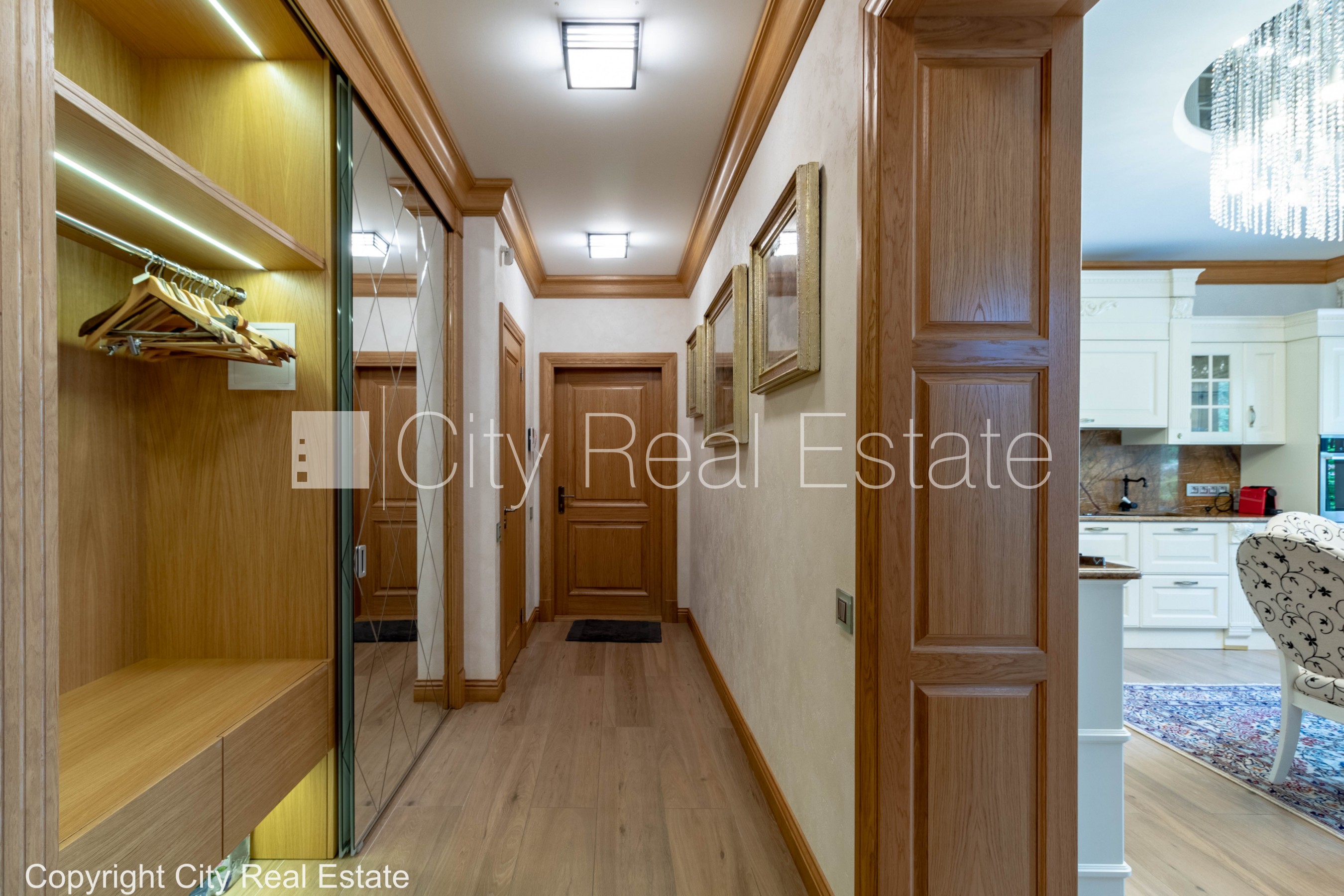 Sludinājumi. Jaunceltne, labiekārtota apzaļumota teritorija, teritorijas iebrauktuves vārti aprīkoti ar Cena: 2000 EUR/mēn Foto #4