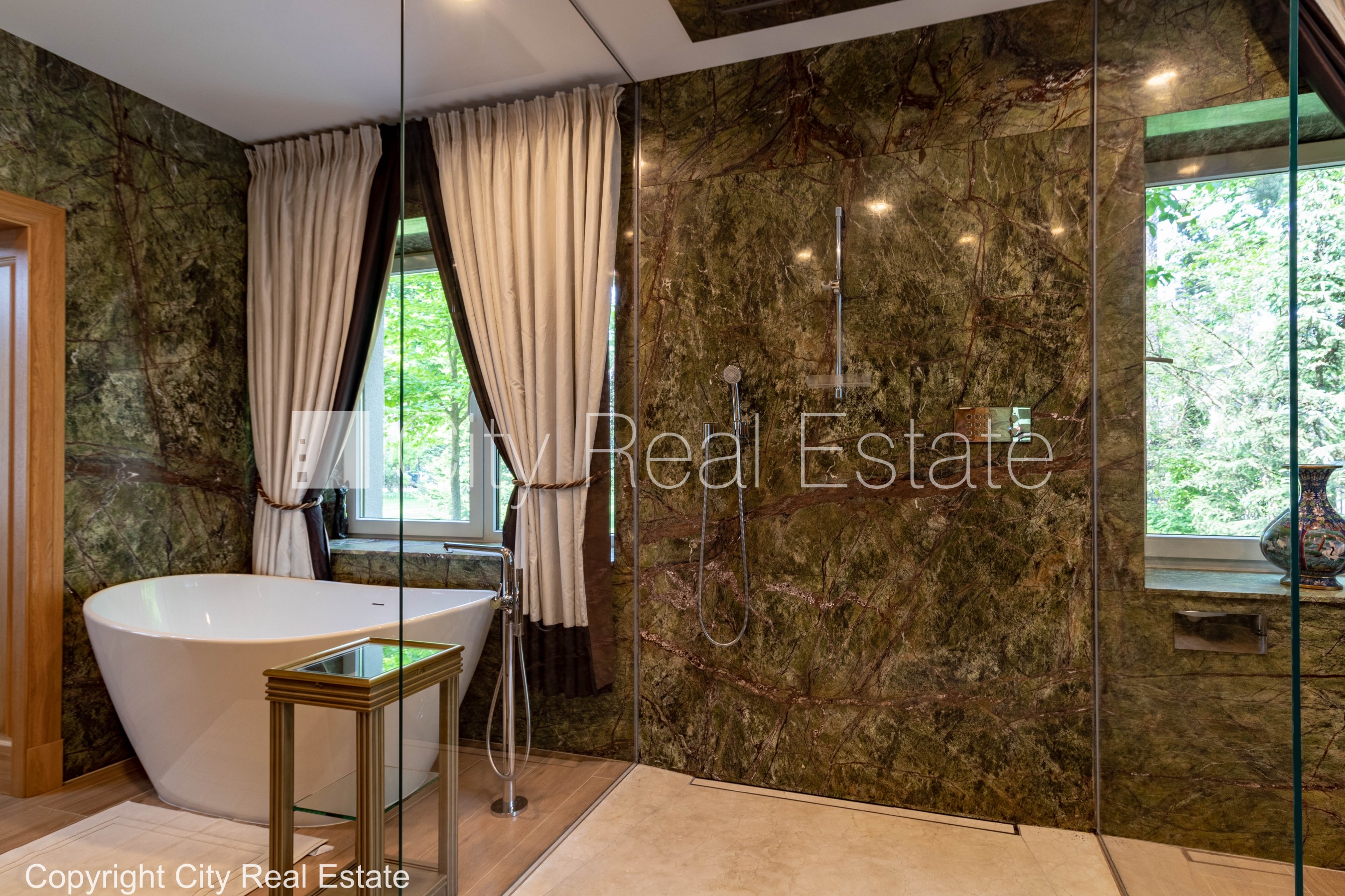 Sludinājumi. Jaunceltne, labiekārtota apzaļumota teritorija, teritorijas iebrauktuves vārti aprīkoti ar Cena: 2000 EUR/mēn Foto #15