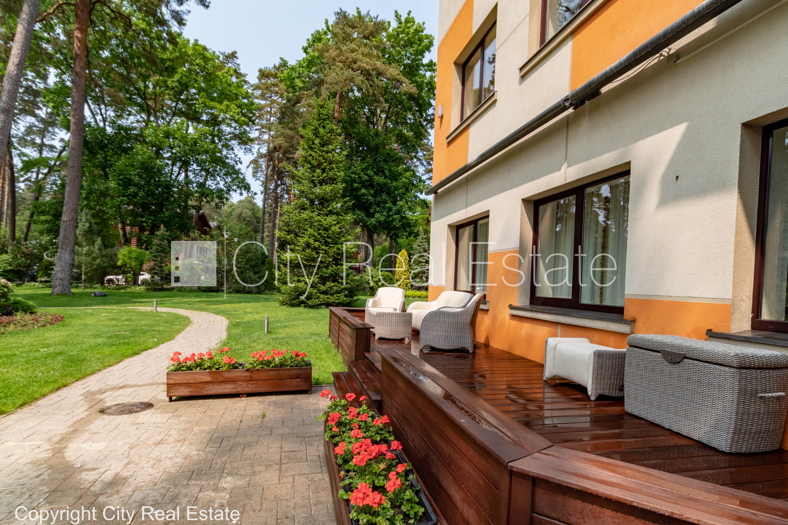 Sludinājumi. Jaunceltne, labiekārtota apzaļumota teritorija, teritorijas iebrauktuves vārti aprīkoti ar Cena: 2000 EUR/mēn Foto #2