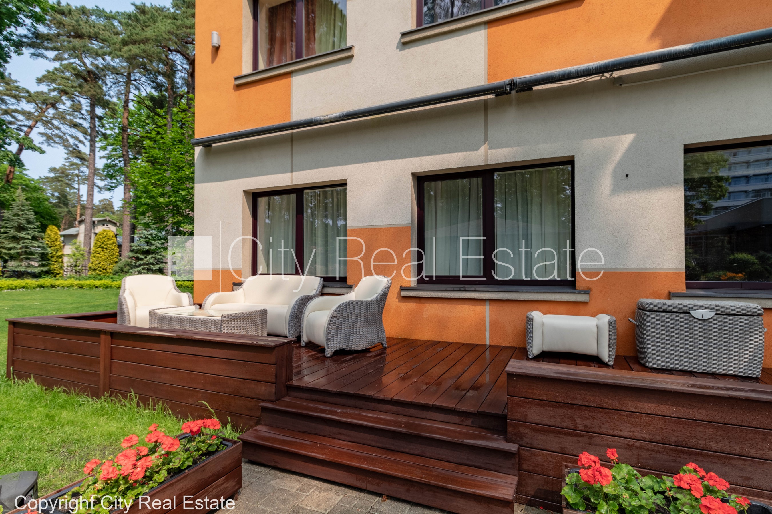 Sludinājumi. Jaunceltne, labiekārtota apzaļumota teritorija, teritorijas iebrauktuves vārti aprīkoti ar Cena: 2000 EUR/mēn Foto #1