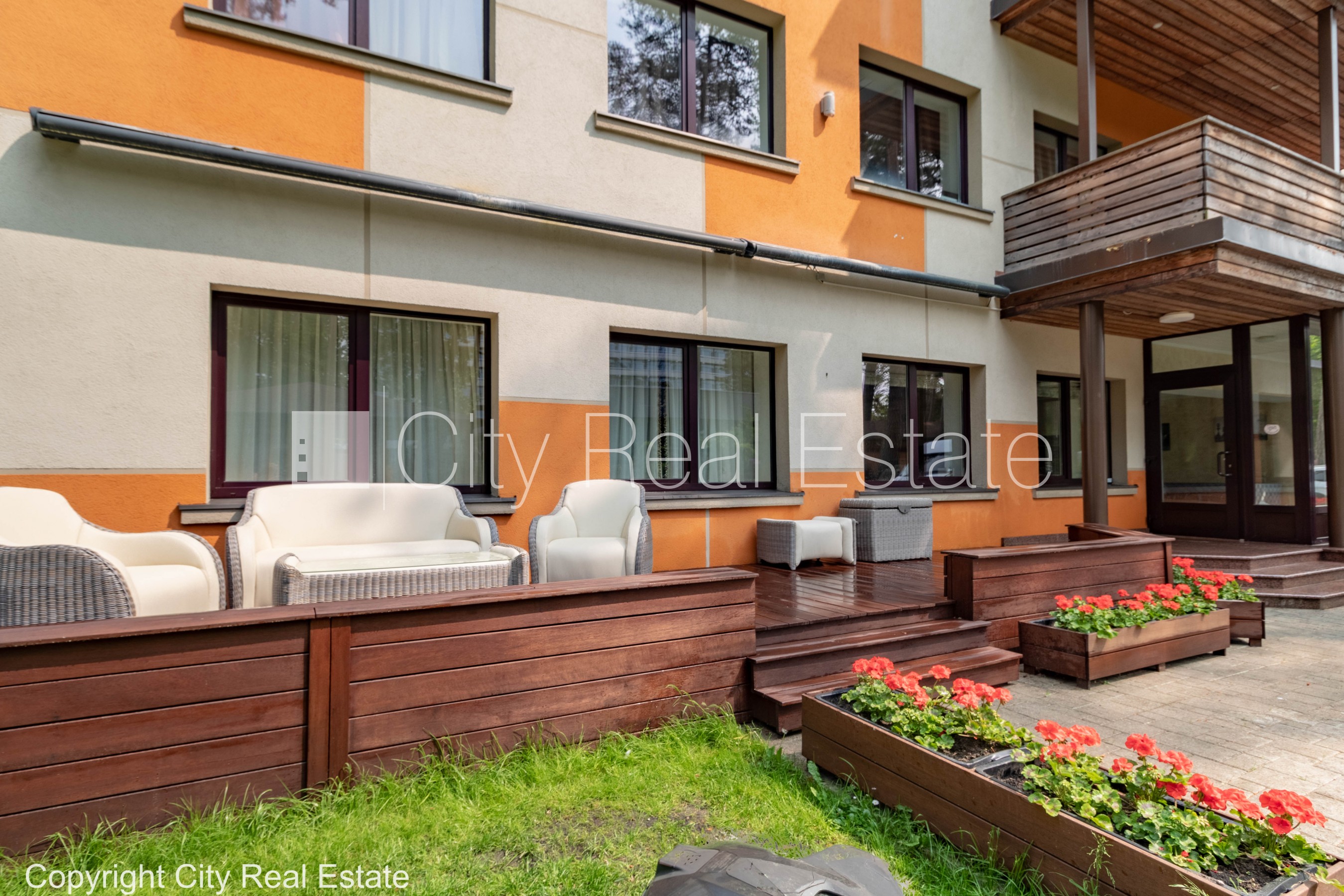 Sludinājumi. Jaunceltne, labiekārtota apzaļumota teritorija, teritorijas iebrauktuves vārti aprīkoti ar Cena: 2000 EUR/mēn Foto #3