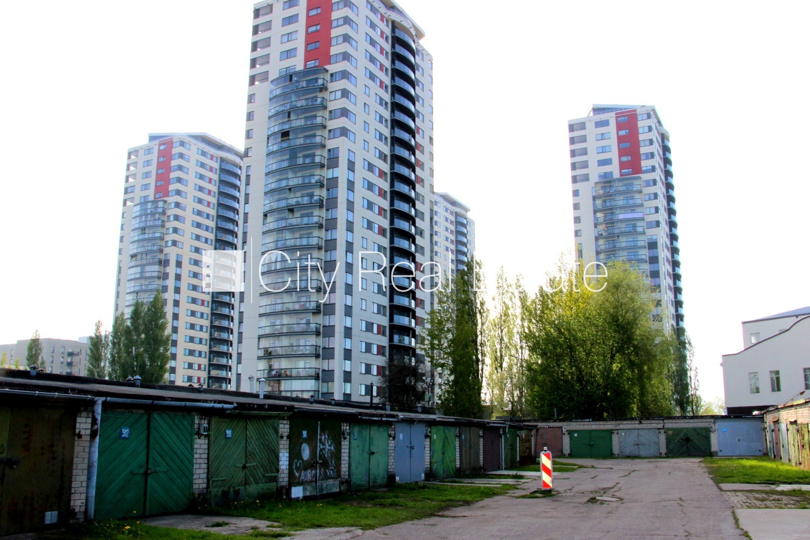 Объявление. Земля в собственности, территория обнесена забором, закрытая территория, гараж на одну машину, Цена: 12500 EUR Foto #7