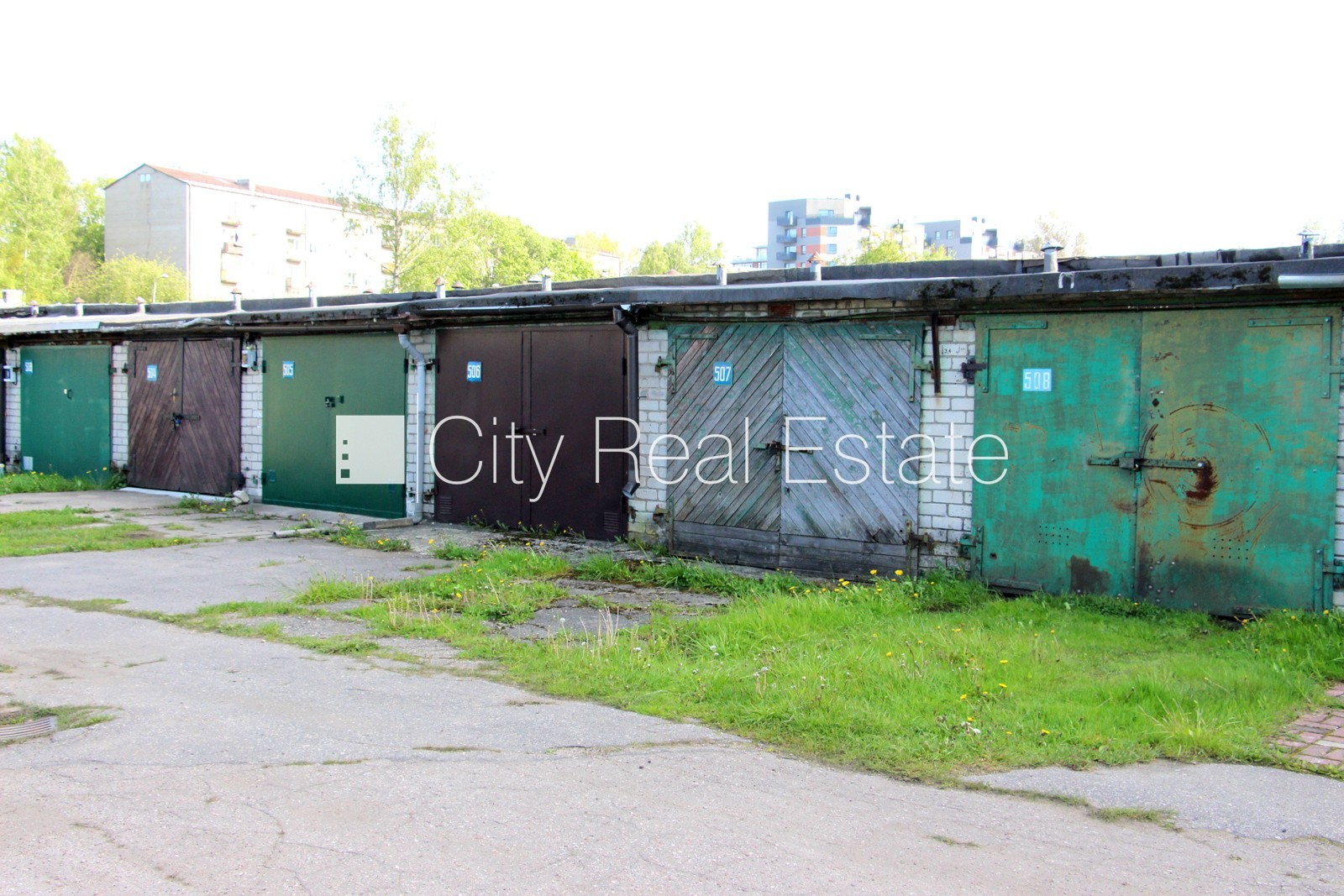 Объявление. Земля в собственности, территория обнесена забором, закрытая территория, гараж на одну машину, Цена: 12500 EUR Foto #2