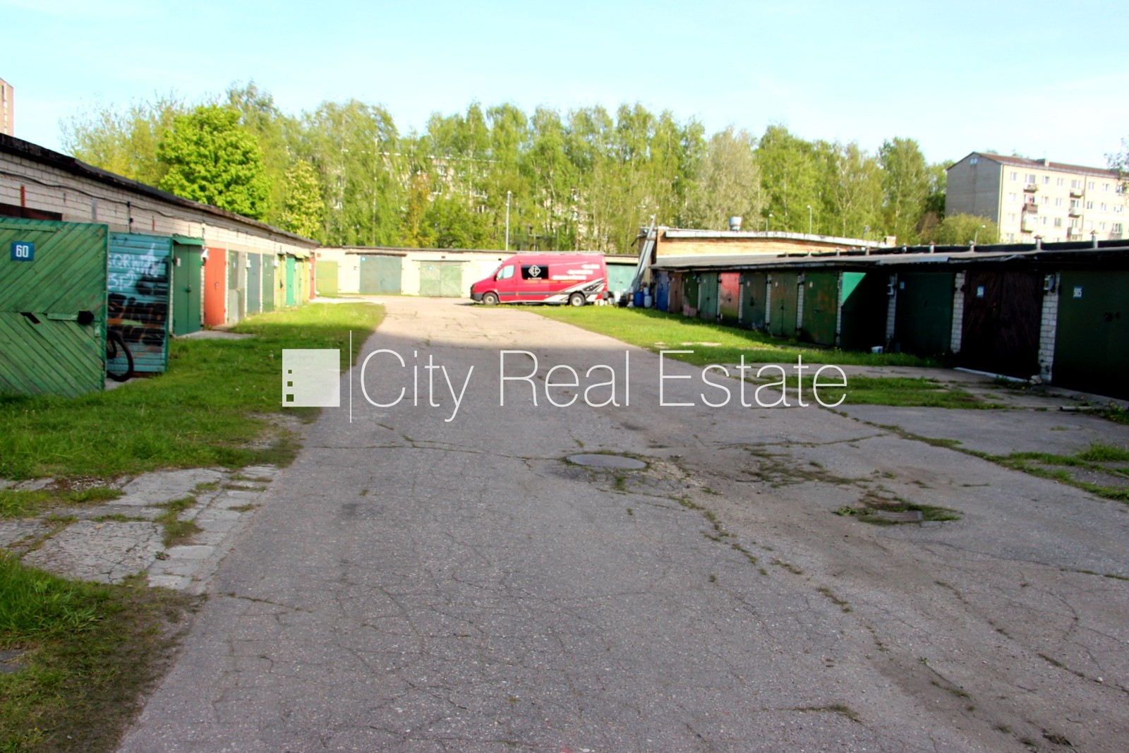 Объявление. Земля в собственности, территория обнесена забором, закрытая территория, гараж на одну машину, Цена: 12500 EUR Foto #8