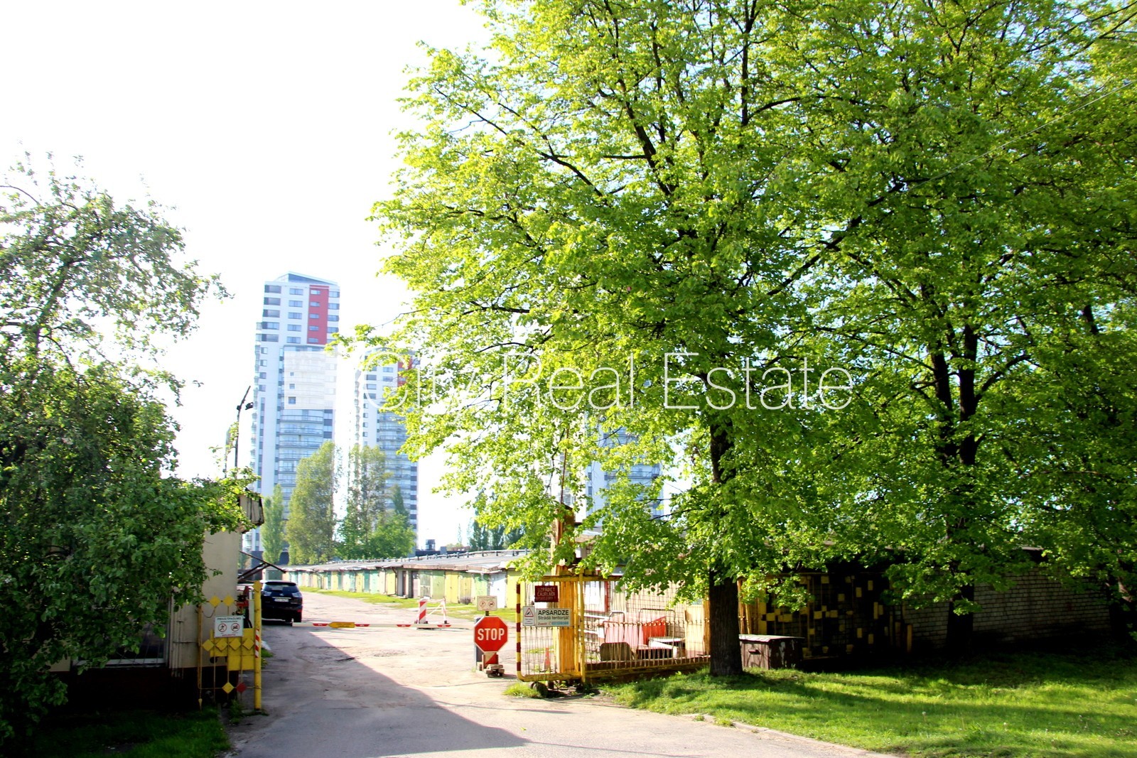 Объявление. Земля в собственности, территория обнесена забором, закрытая территория, гараж на одну машину, Цена: 12500 EUR Foto #9