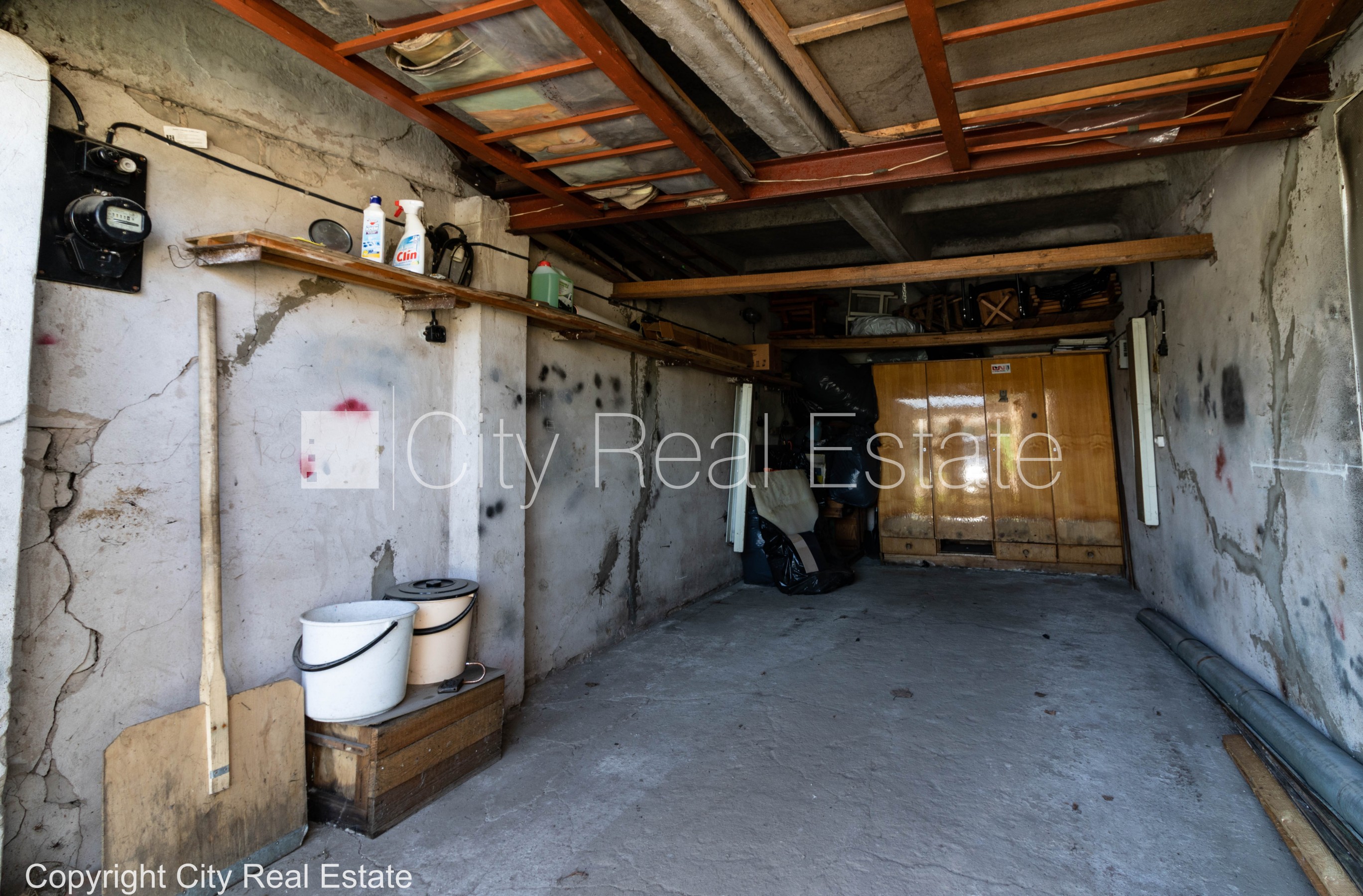 Объявление. Земля в собственности, территория обнесена забором, закрытая территория, гараж на одну машину, Цена: 12500 EUR Foto #4