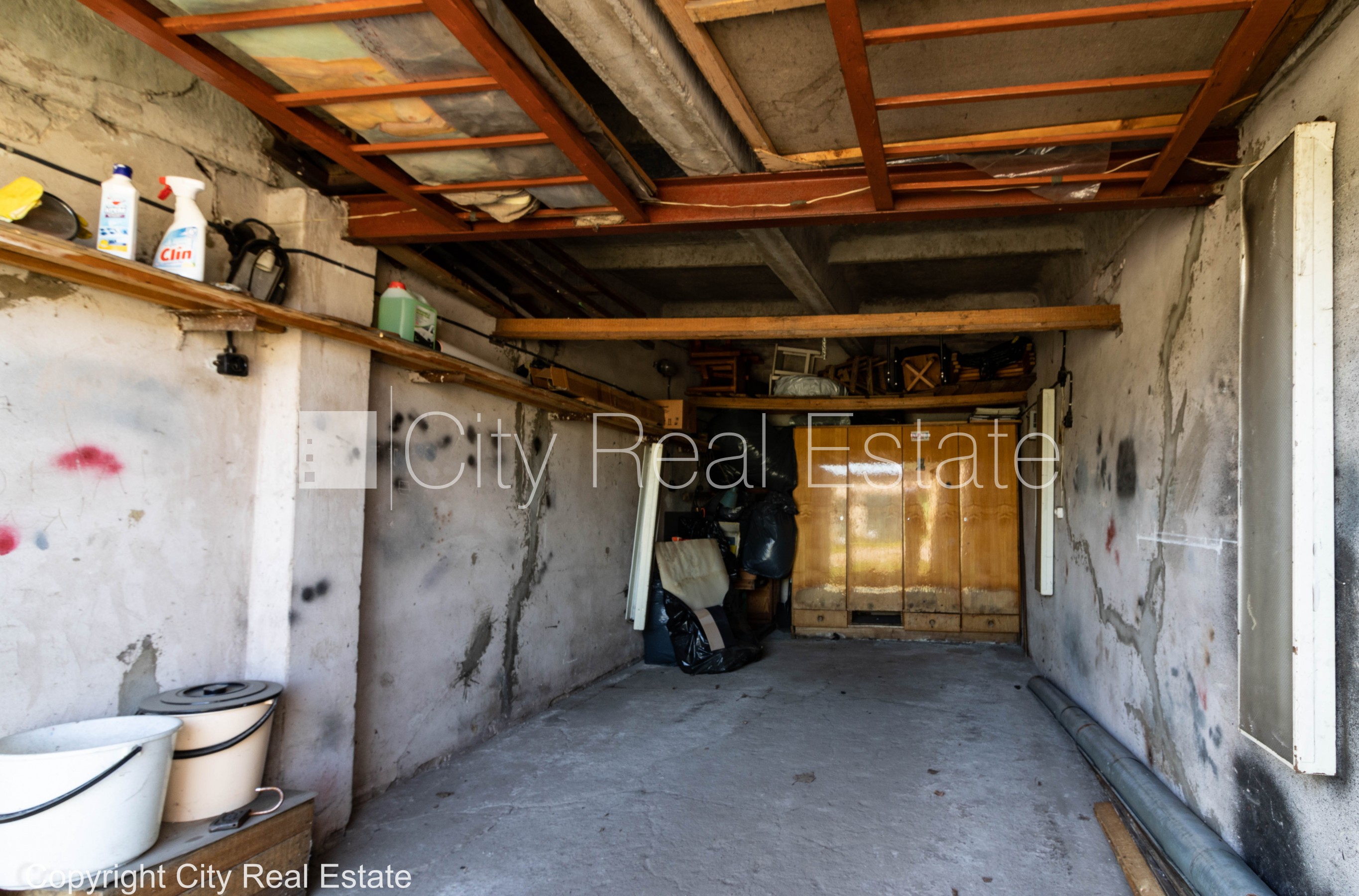 Объявление. Земля в собственности, территория обнесена забором, закрытая территория, гараж на одну машину, Цена: 12500 EUR Foto #5