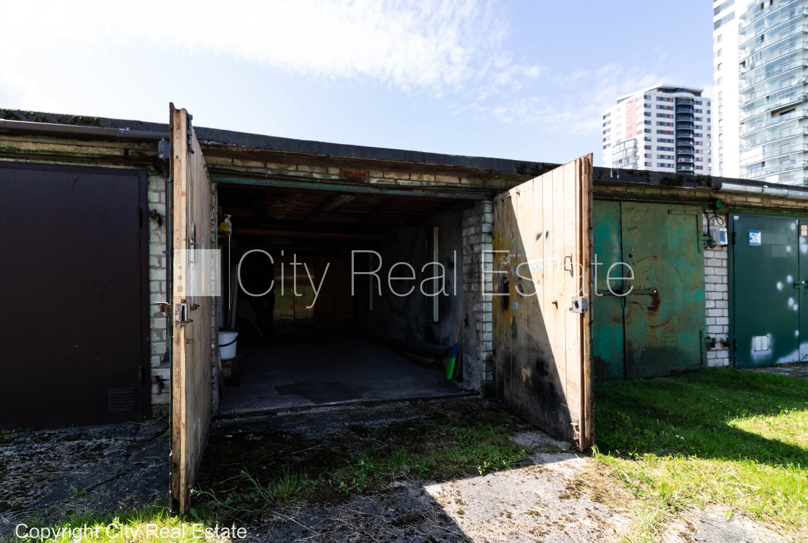 Объявление. Земля в собственности, территория обнесена забором, закрытая территория, гараж на одну машину, Цена: 12500 EUR Foto #3