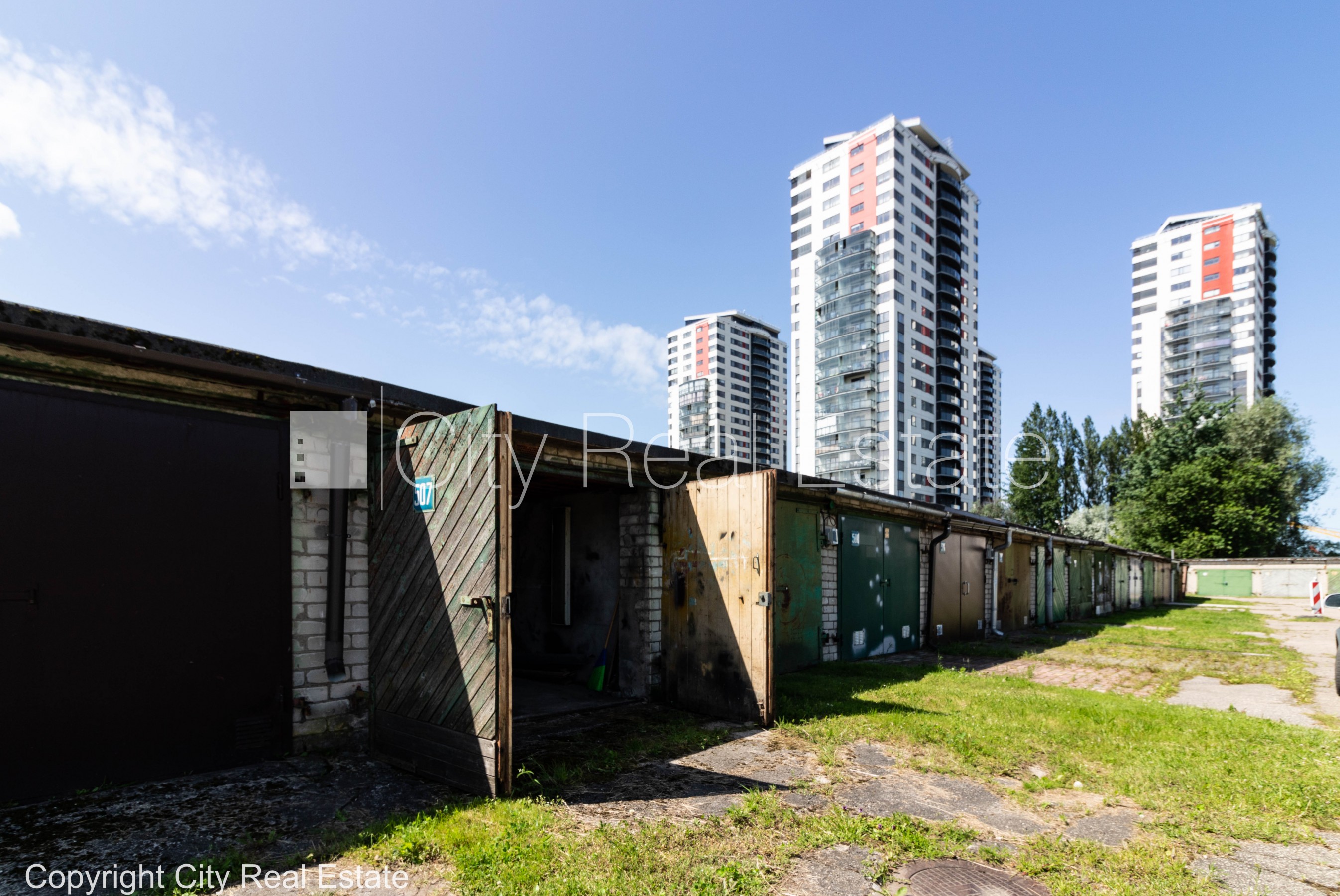 Объявление. Земля в собственности, территория обнесена забором, закрытая территория, гараж на одну машину, Цена: 12500 EUR Foto #1