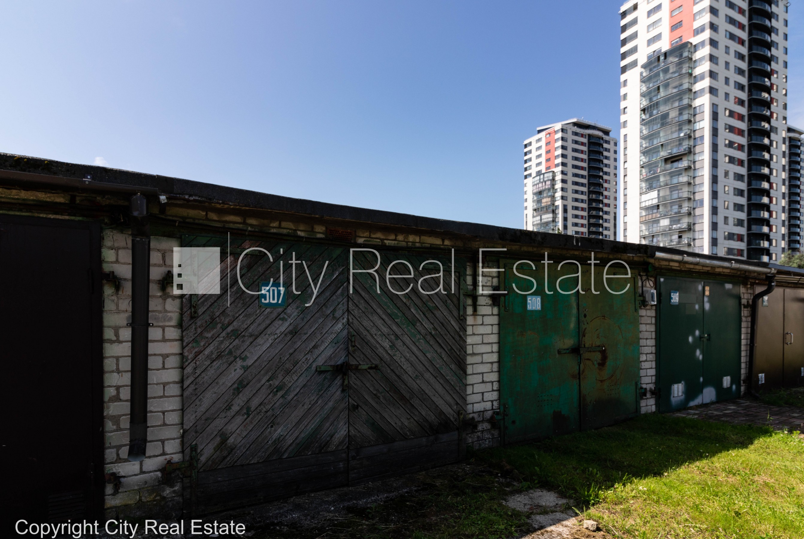 Объявление. Земля в собственности, территория обнесена забором, закрытая территория, гараж на одну машину, Цена: 12500 EUR Foto #6