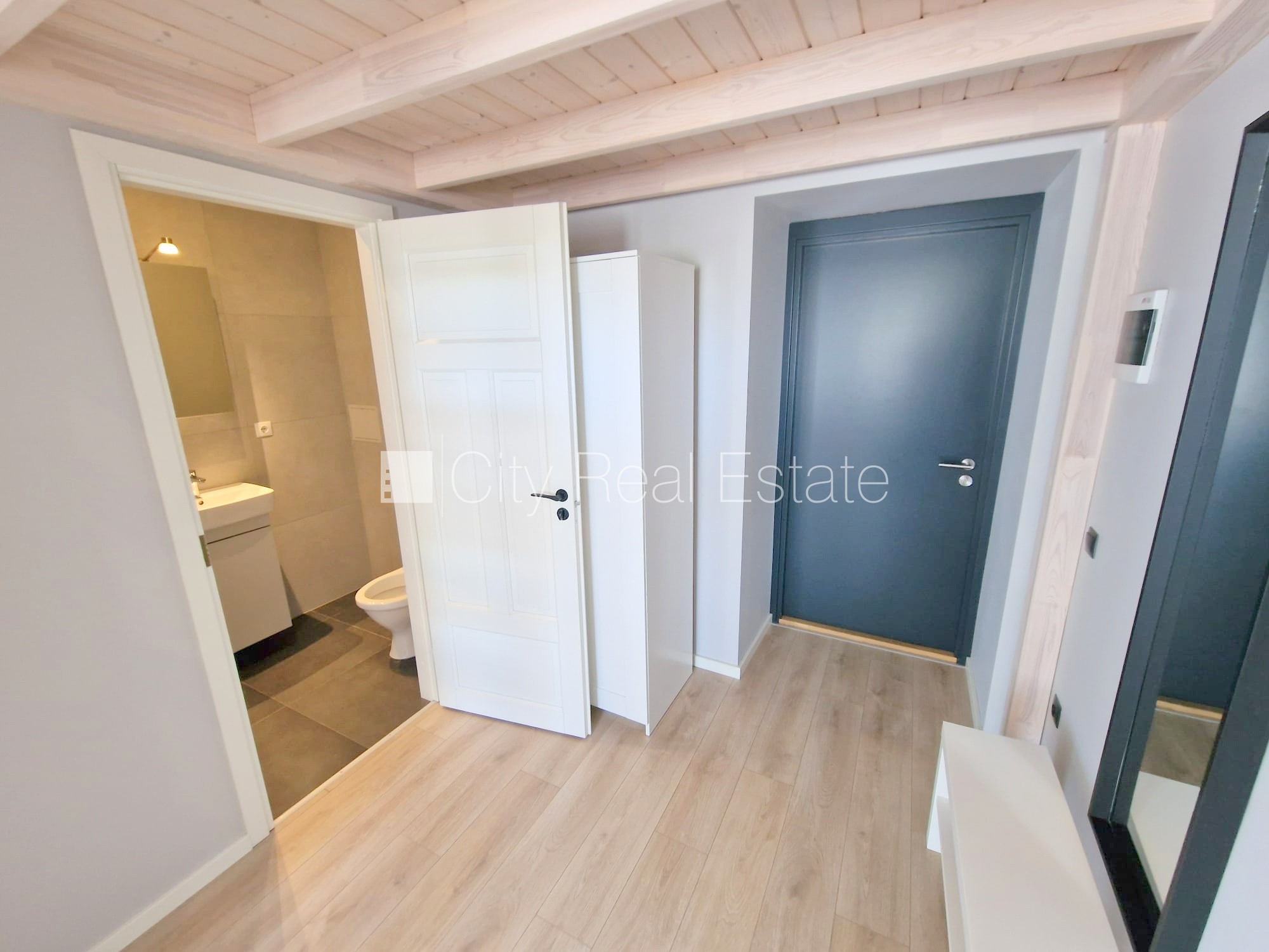 Sludinājumi. Fasādes māja, renovēta māja, slēgts pagalms, ieeja no ielas un pagalma, kāpņu telpa pēc kapitālā Cena: 340 EUR/mēn Foto #10