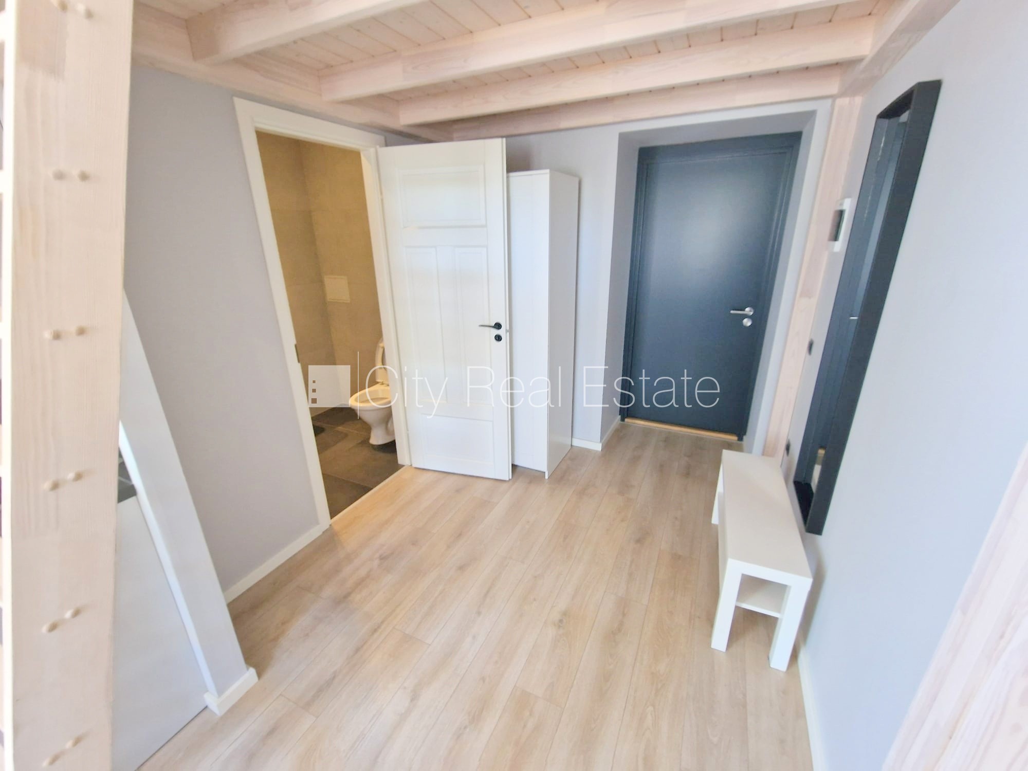 Sludinājumi. Fasādes māja, renovēta māja, slēgts pagalms, ieeja no ielas un pagalma, kāpņu telpa pēc kapitālā Cena: 340 EUR/mēn Foto #14